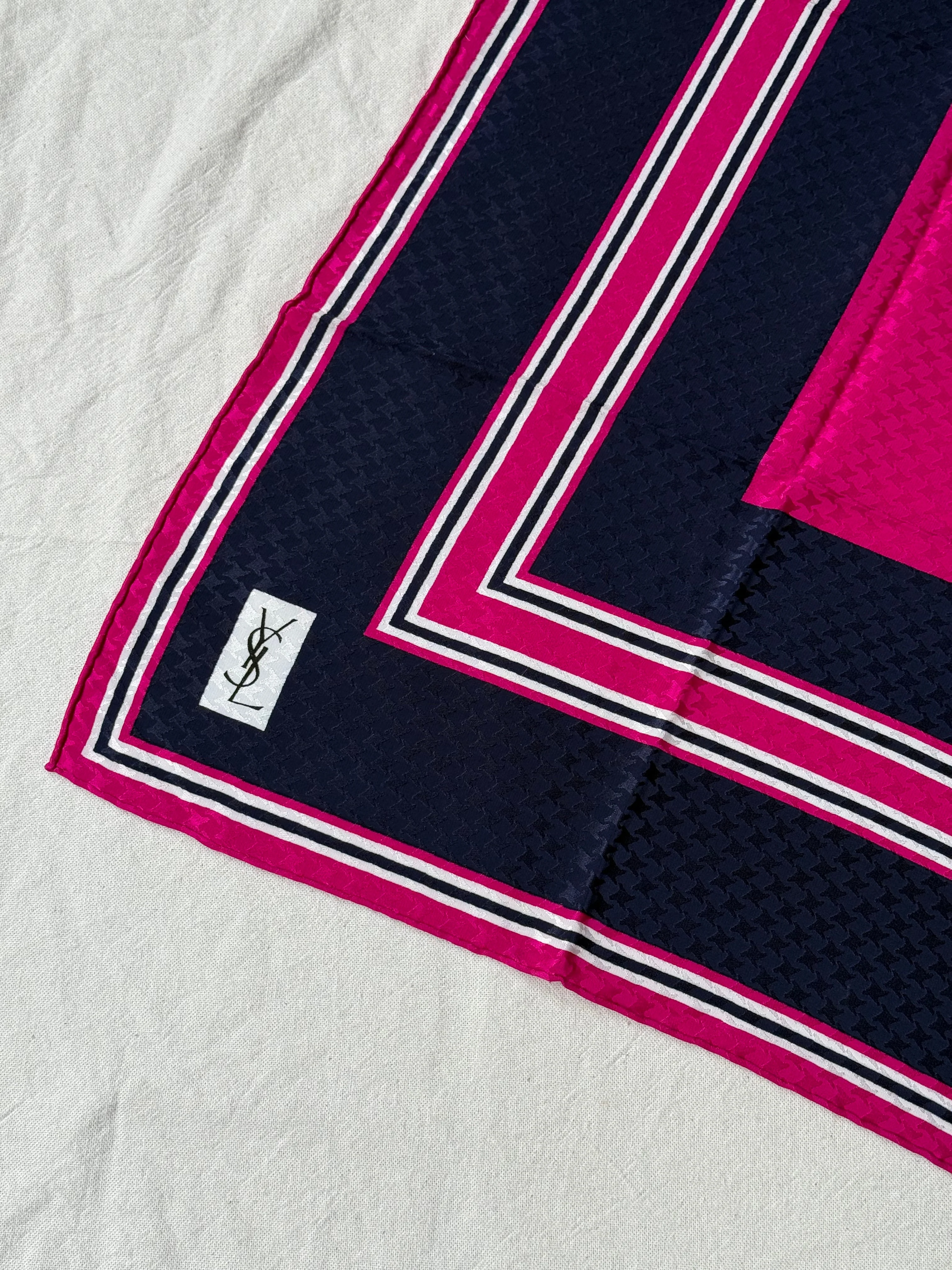 Foulard Yves Saint Laurent – Motifs Graphiques - Image 4