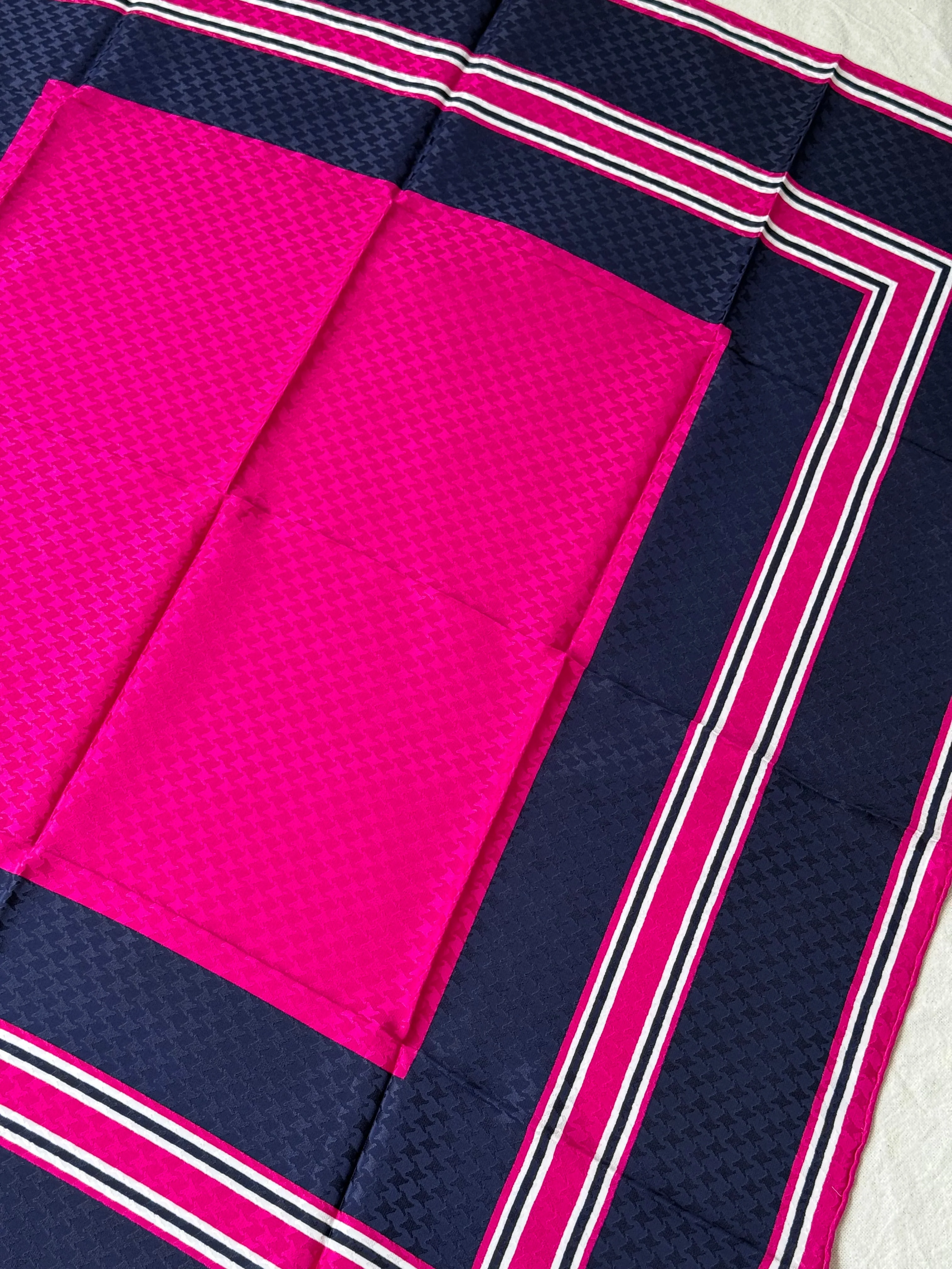Foulard Yves Saint Laurent – Motifs Graphiques - Image 5