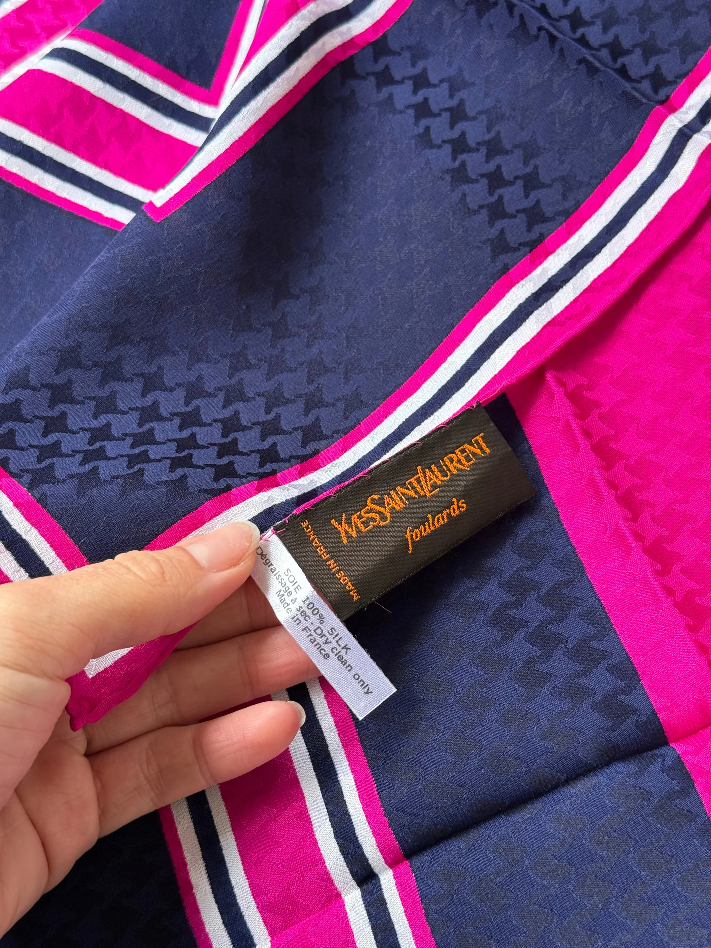 Foulard Yves Saint Laurent – Motifs Graphiques - Image 6