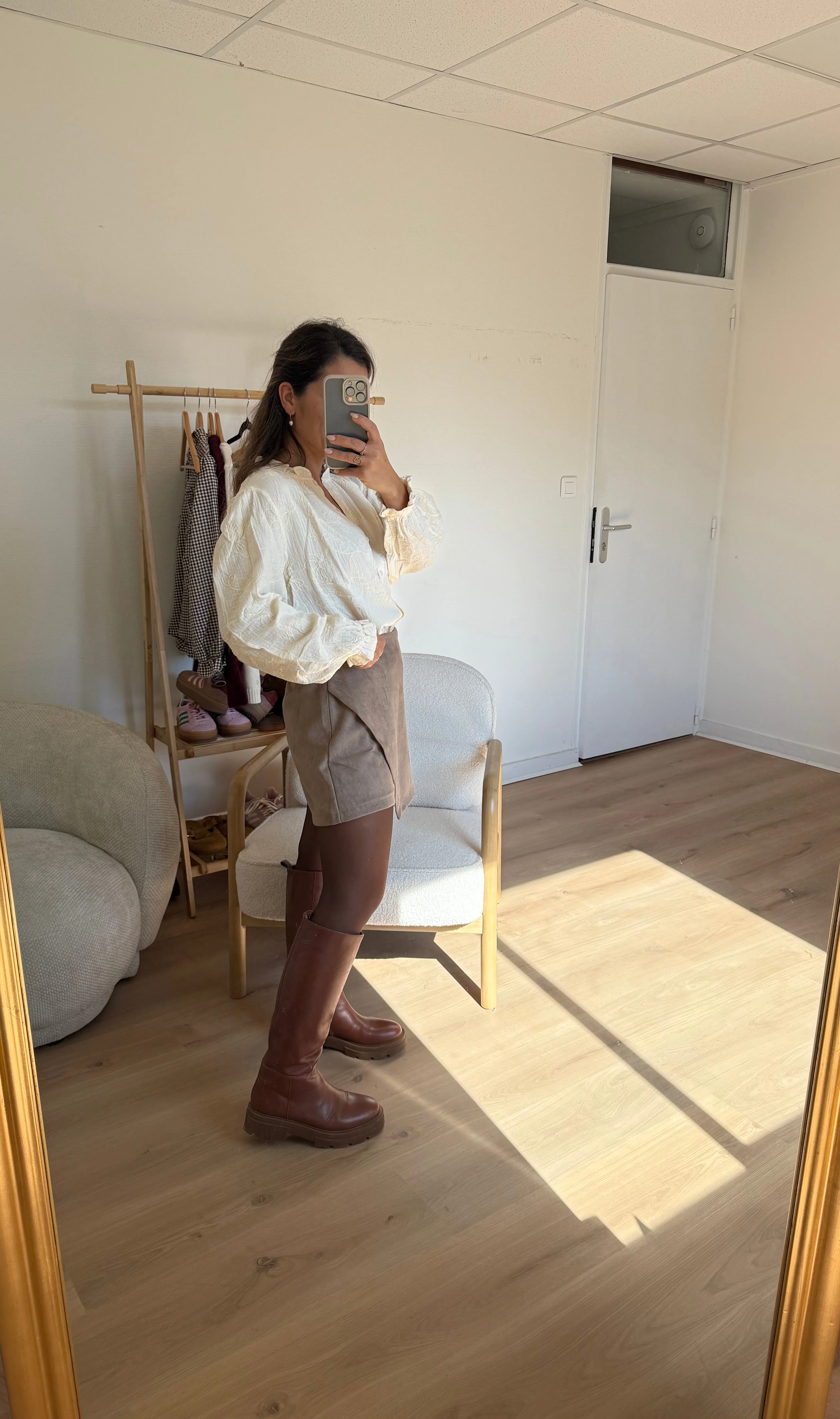 Jupe Short En Suédine Selena Taupe - Image 2