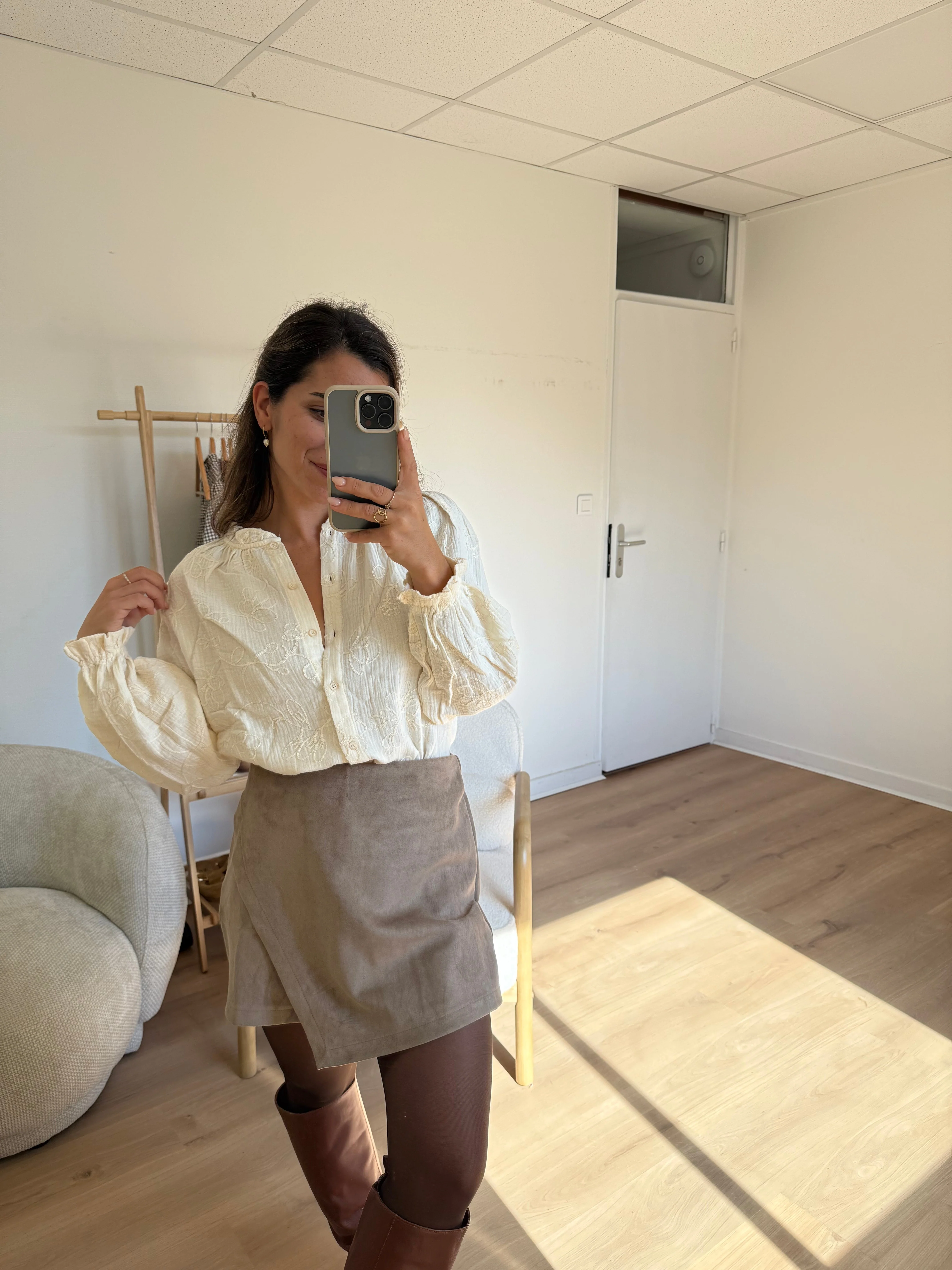 Jupe Short En Suédine Selena Taupe - Image 3