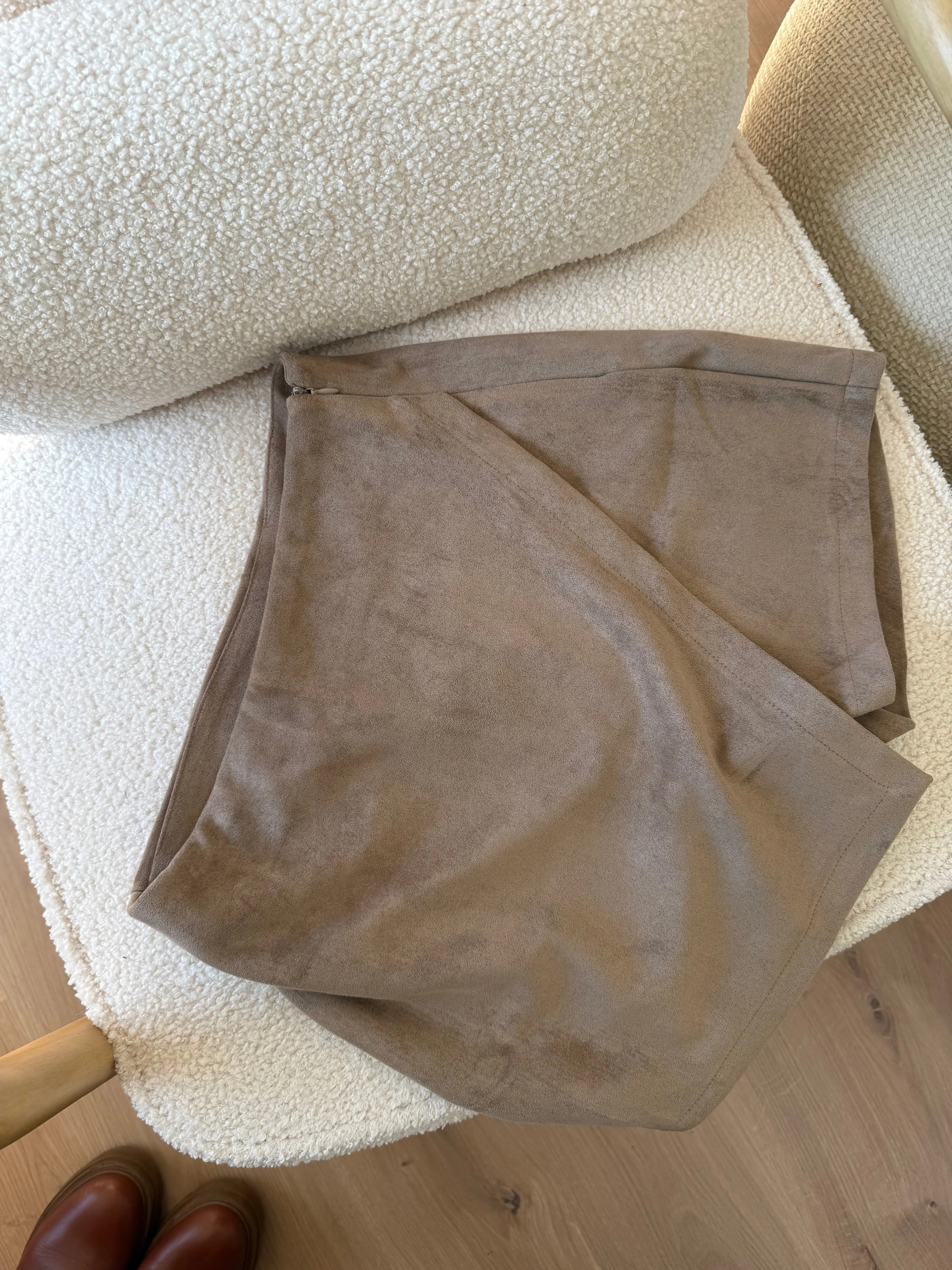 Jupe Short En Suédine Selena Taupe - Image 4