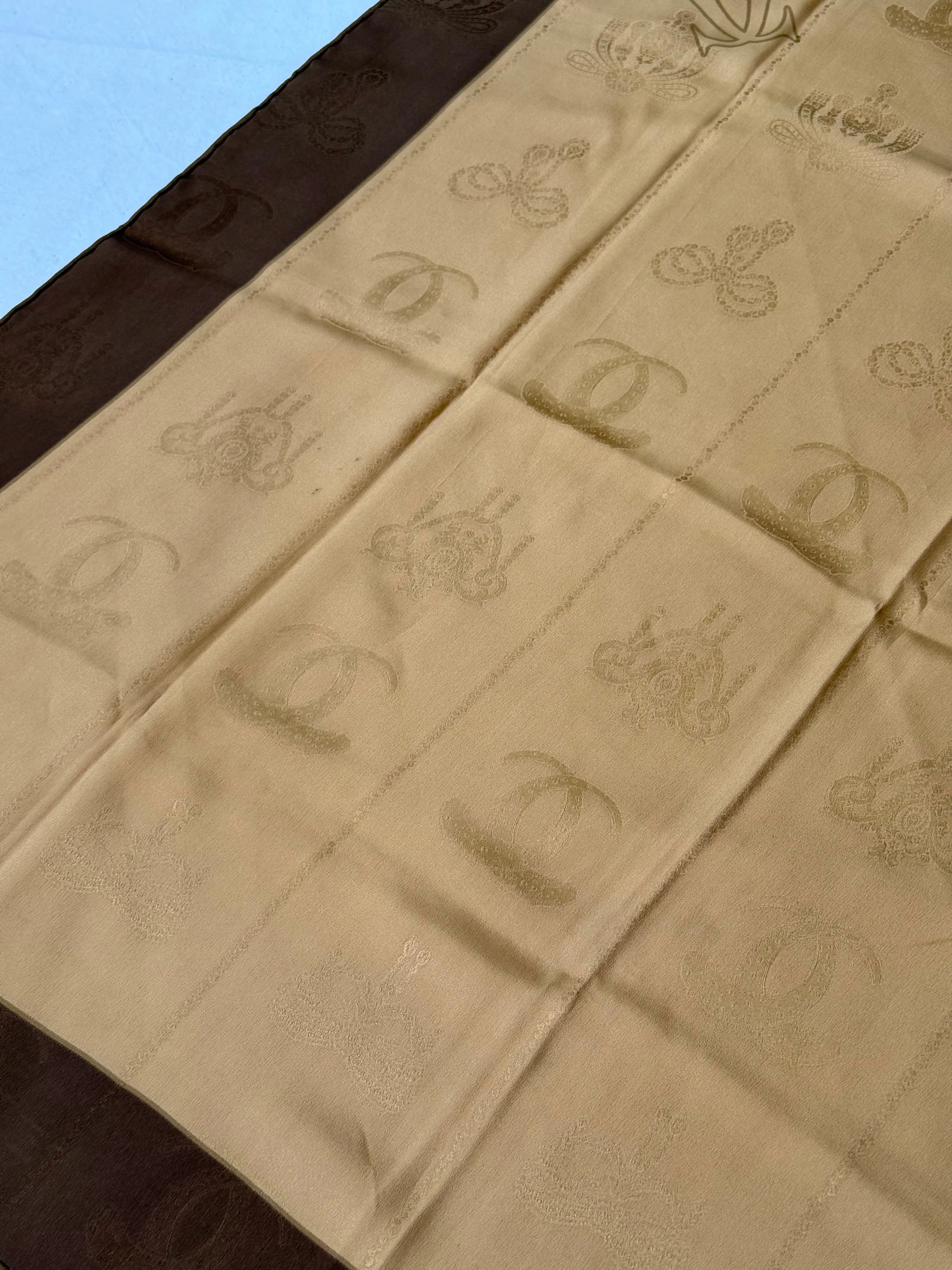 Foulard Cartier – Camel Et Marron Avec Surpiqûres - Image 5