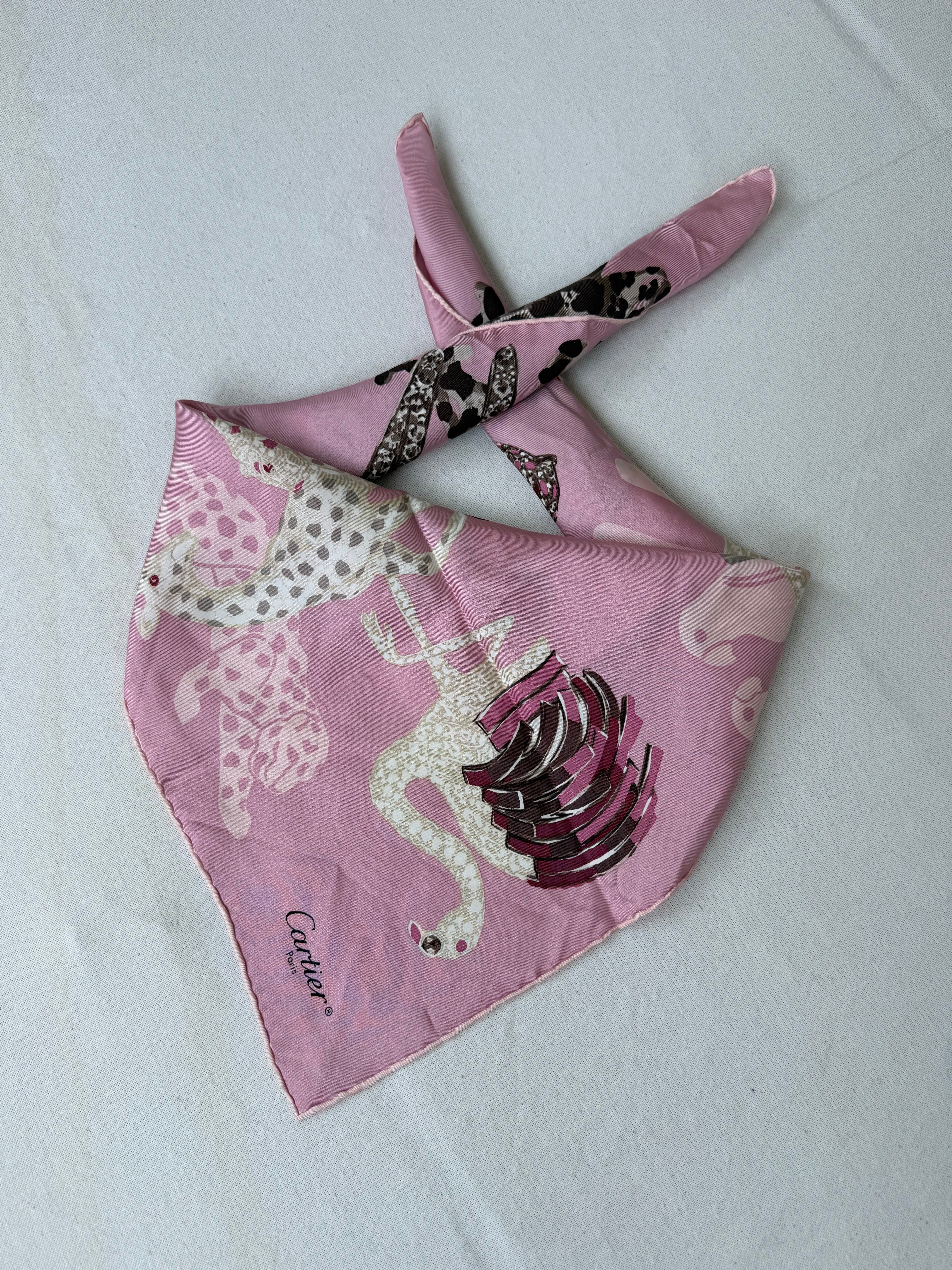 Foulard Cartier – Fond Rose Et Motifs Animaliers - Image 2