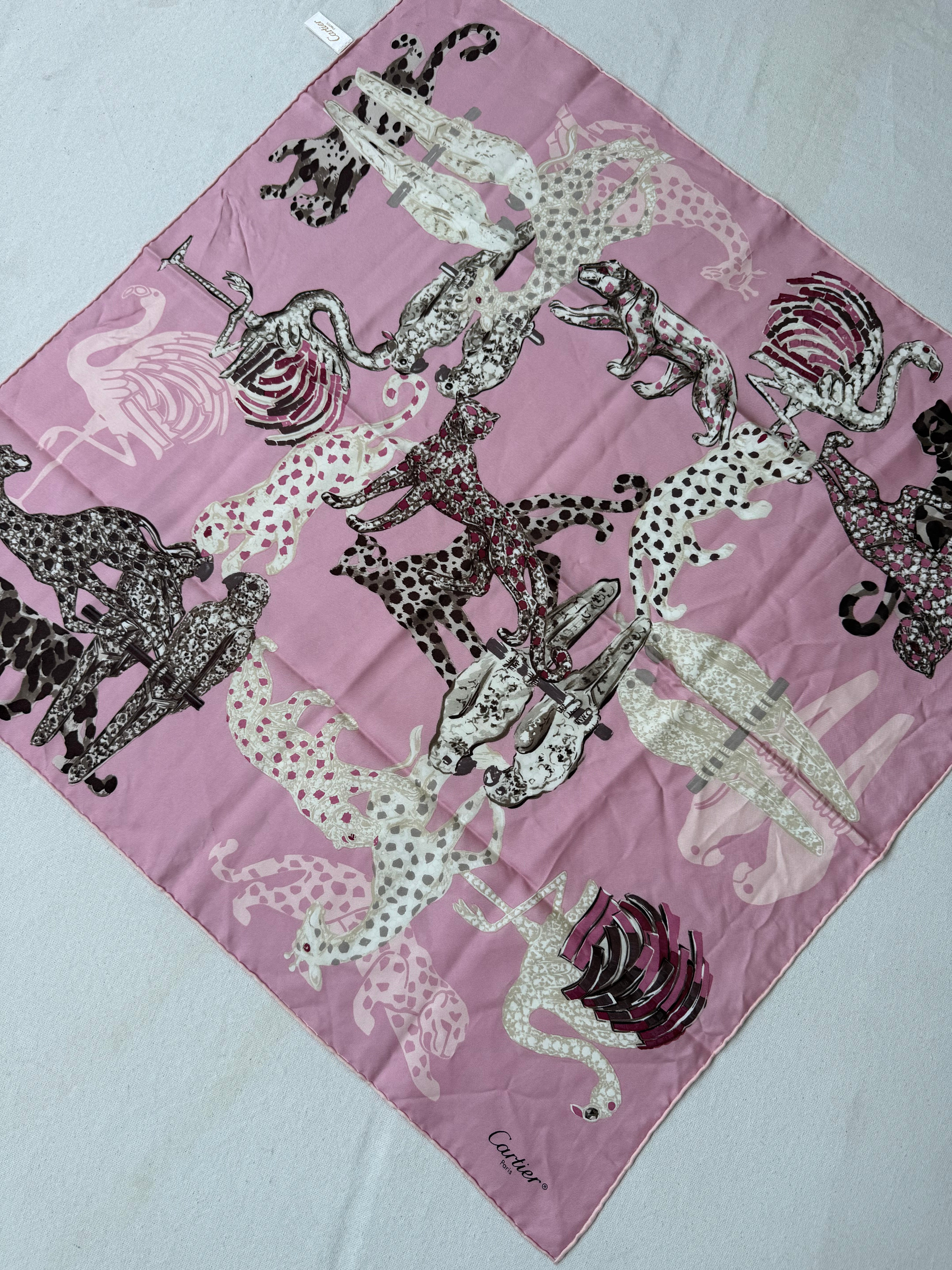 Foulard Cartier – Fond Rose Et Motifs Animaliers - Image 3