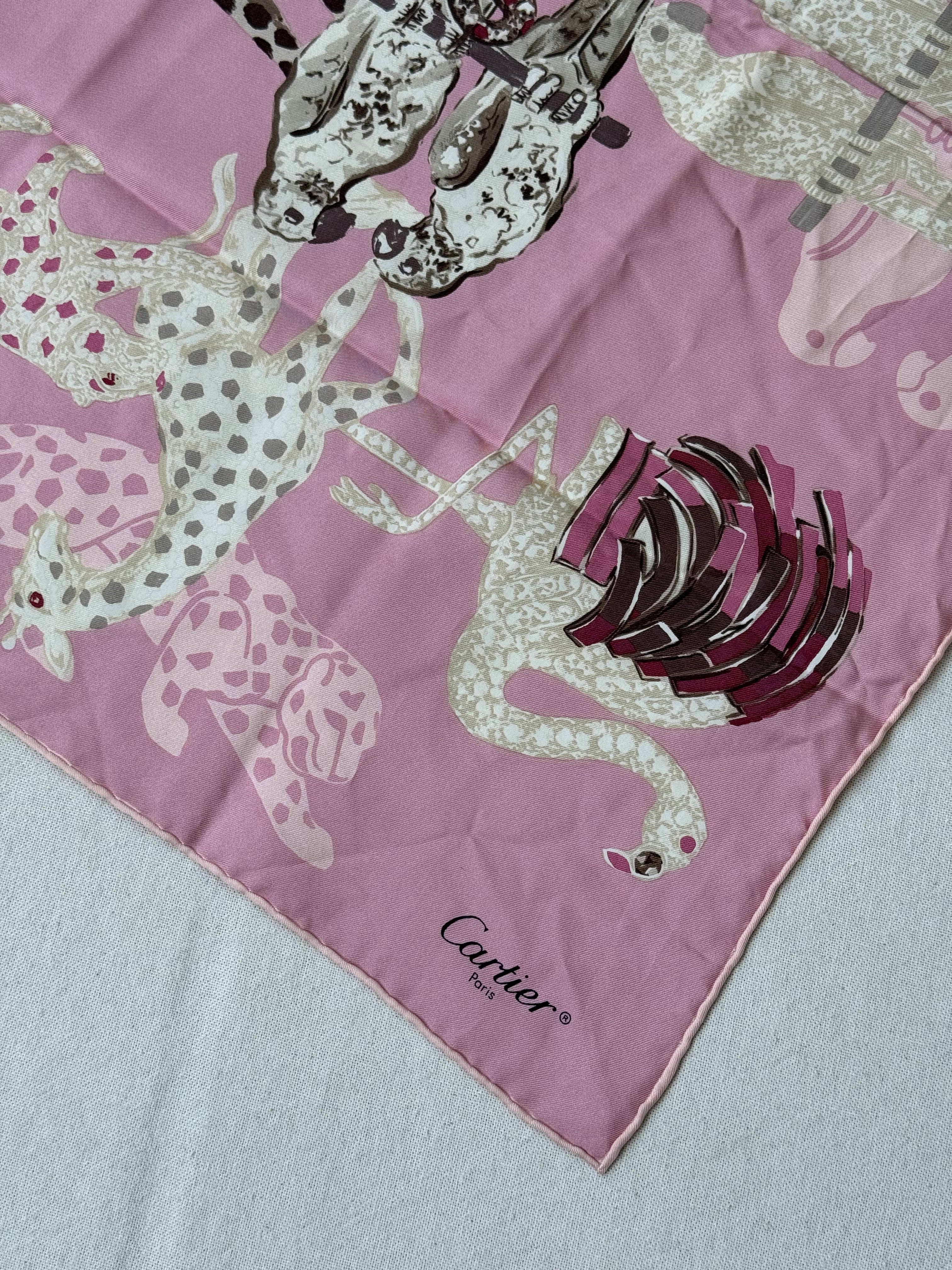 Foulard Cartier – Fond Rose Et Motifs Animaliers - Image 4