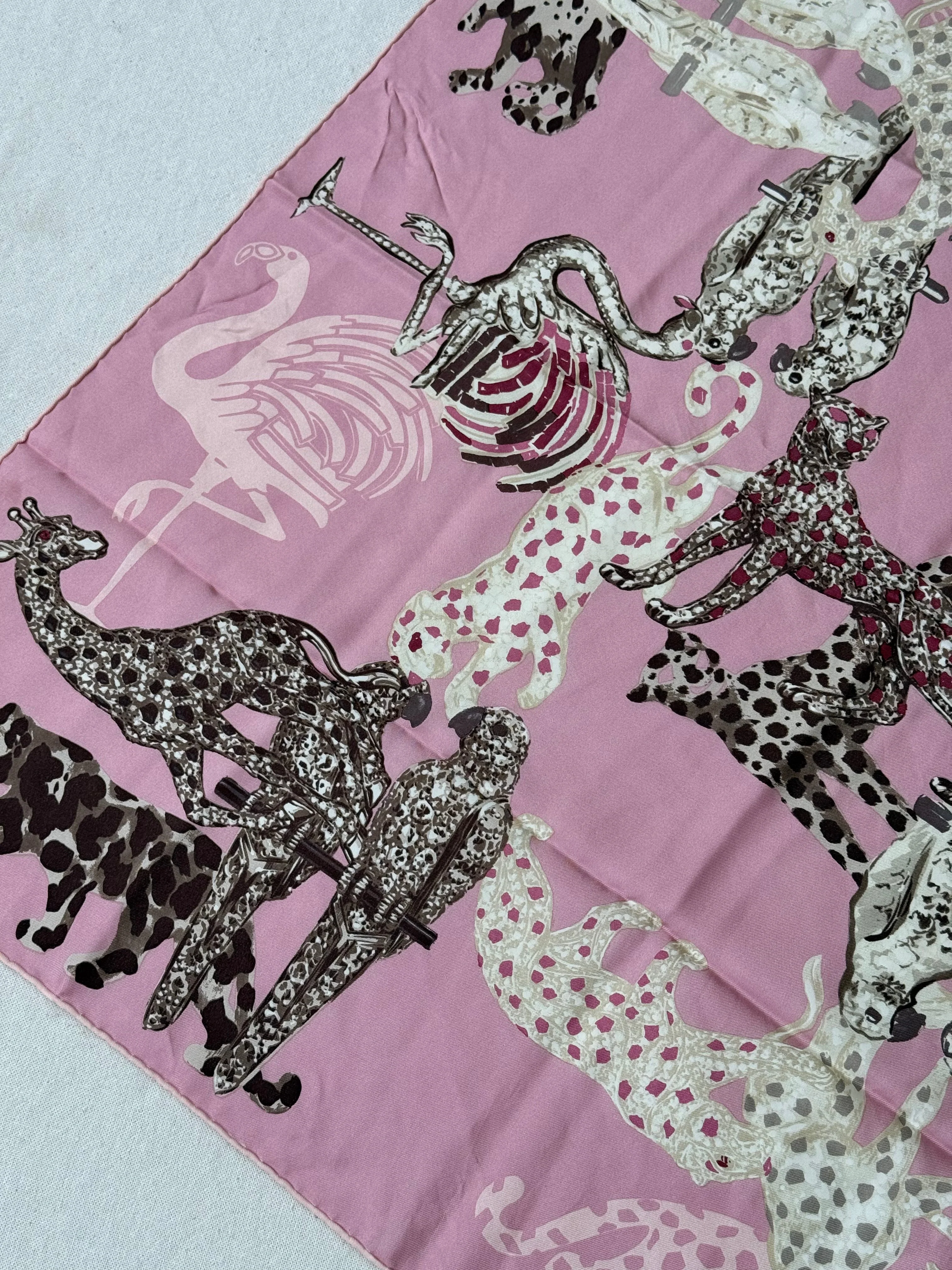 Foulard Cartier – Fond Rose Et Motifs Animaliers - Image 5