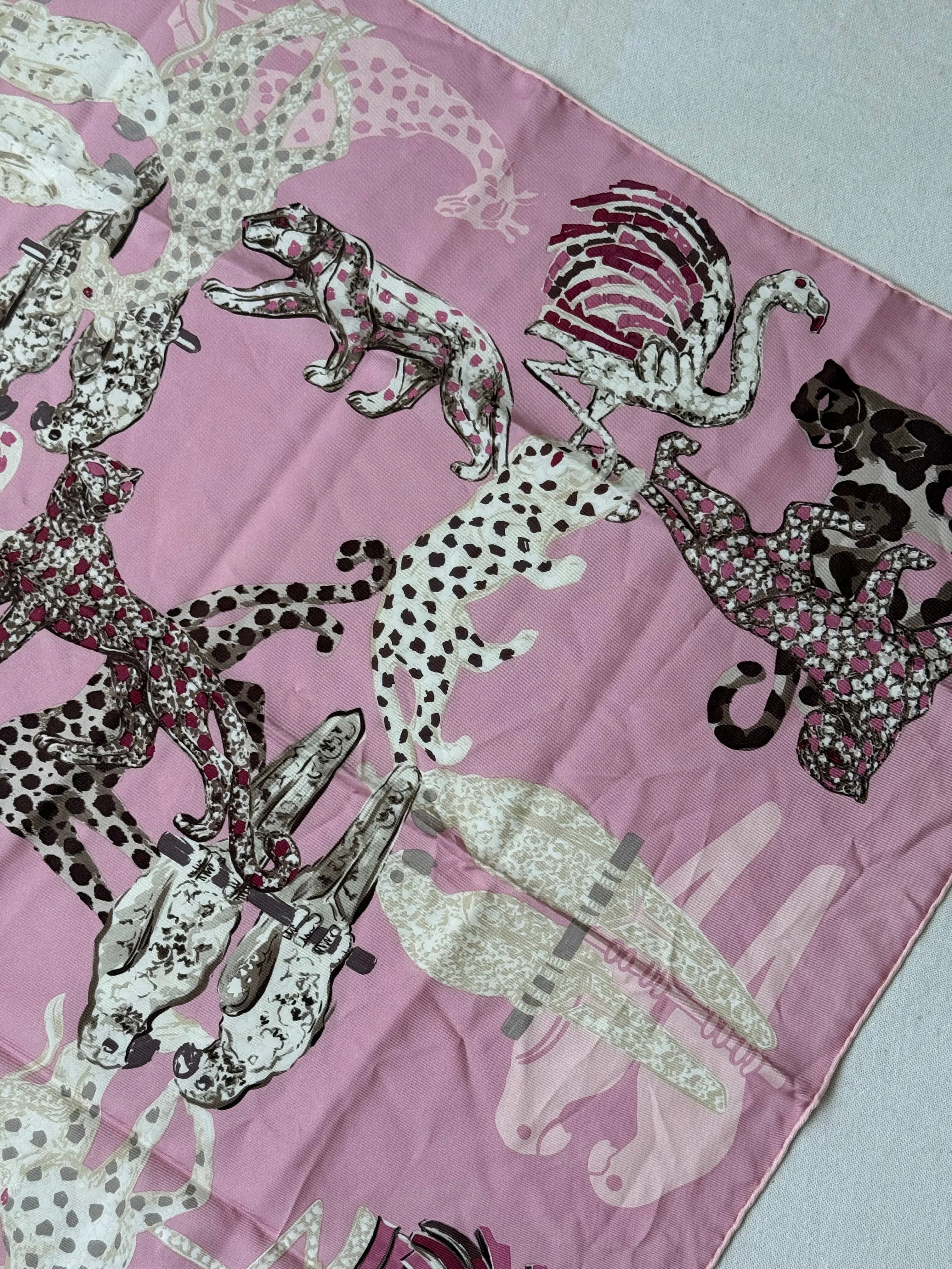 Foulard Cartier – Fond Rose Et Motifs Animaliers - Image 6