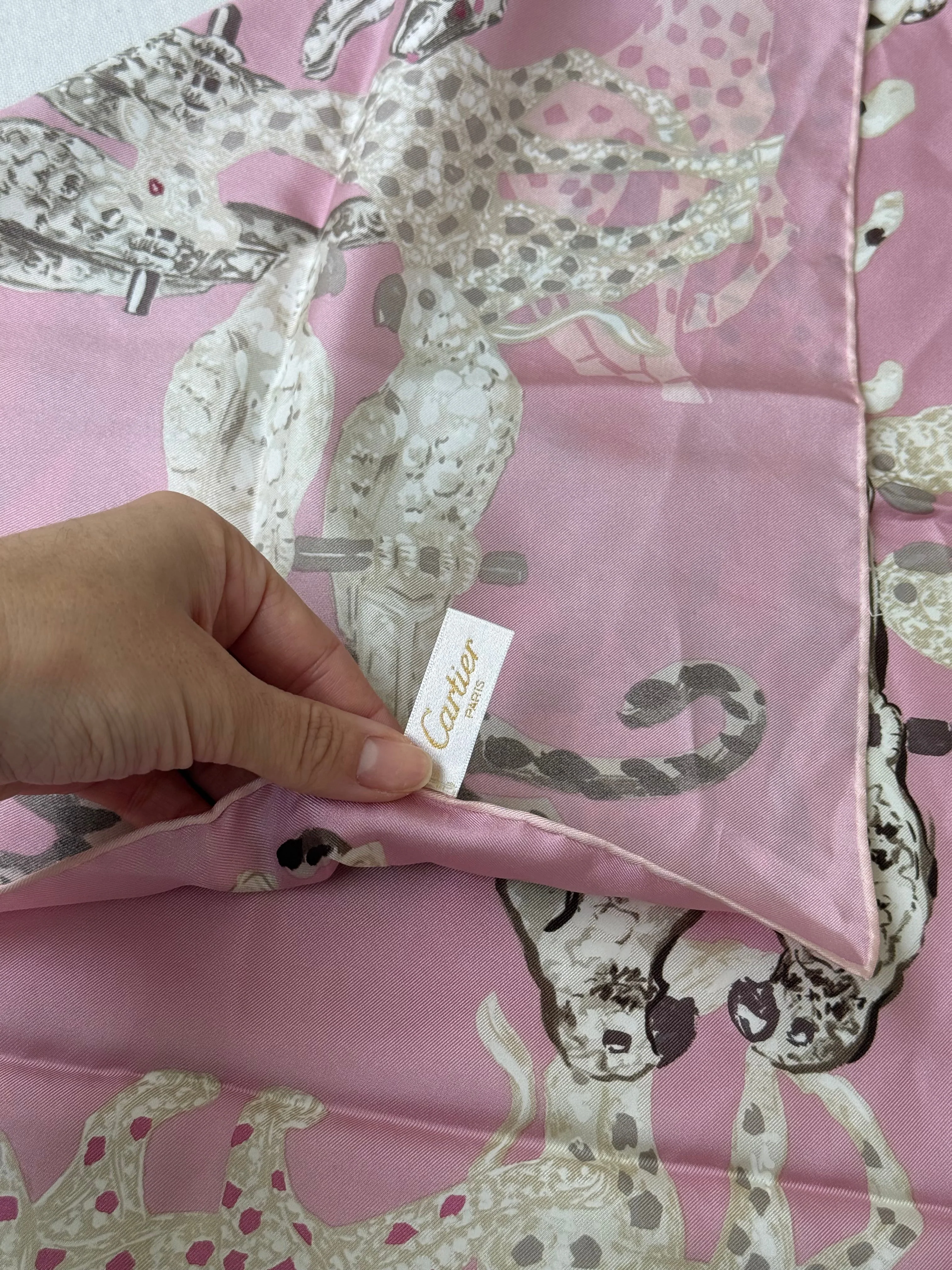 Foulard Cartier – Fond Rose Et Motifs Animaliers - Image 7