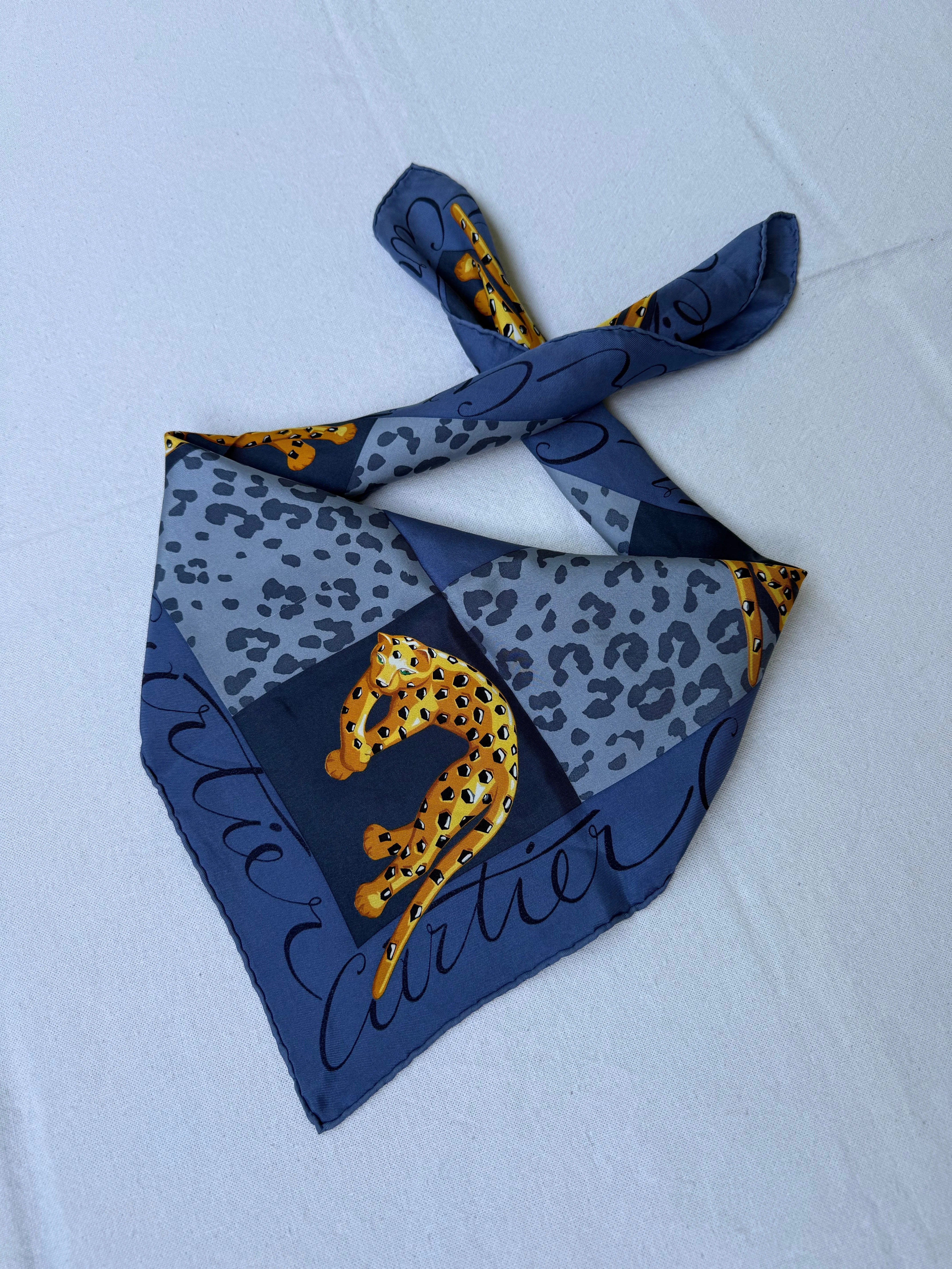 Foulard Cartier – Modèle Bleu Et Panthères - Image 2