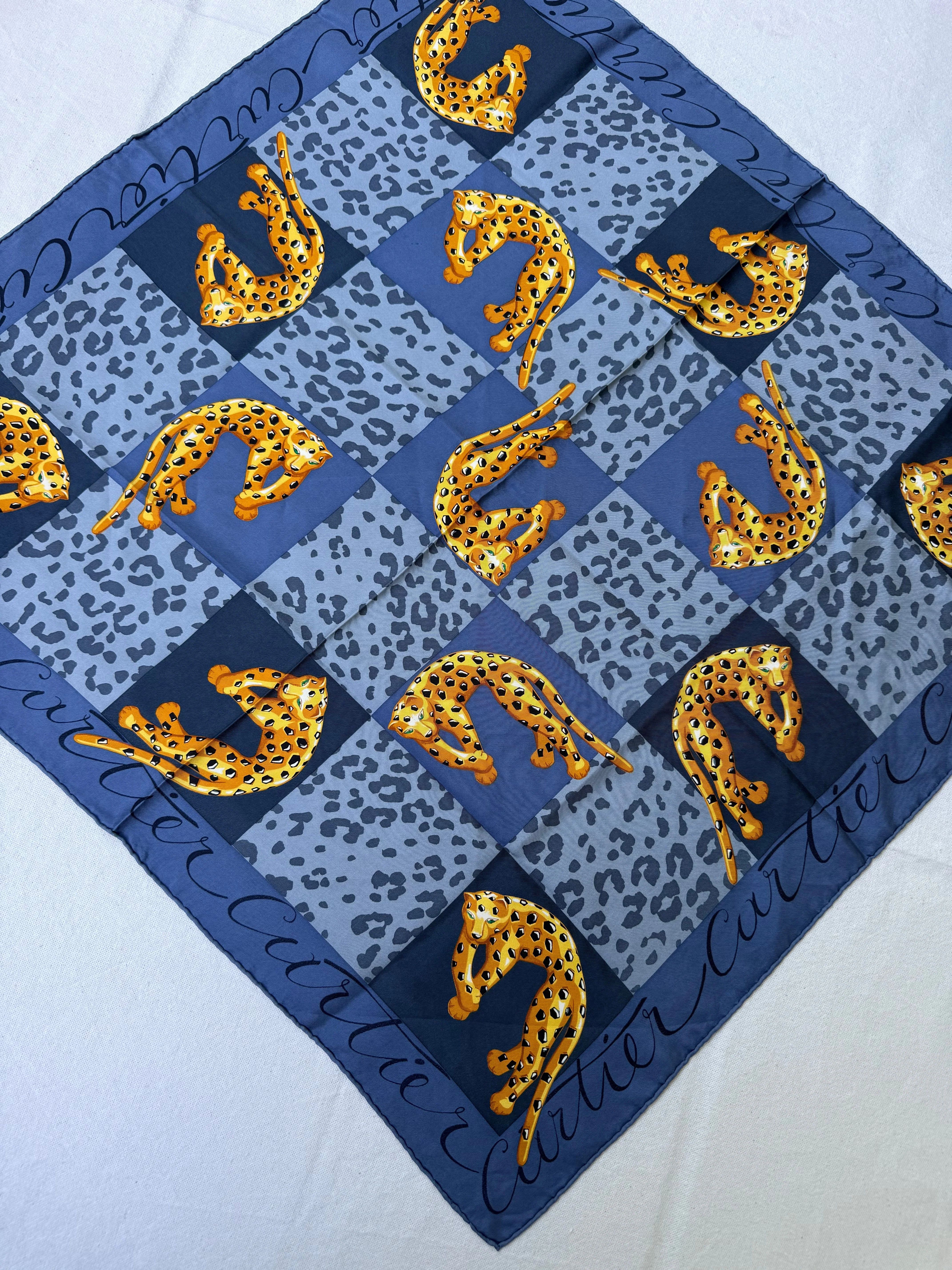 Foulard Cartier – Modèle Bleu Et Panthères - Image 3