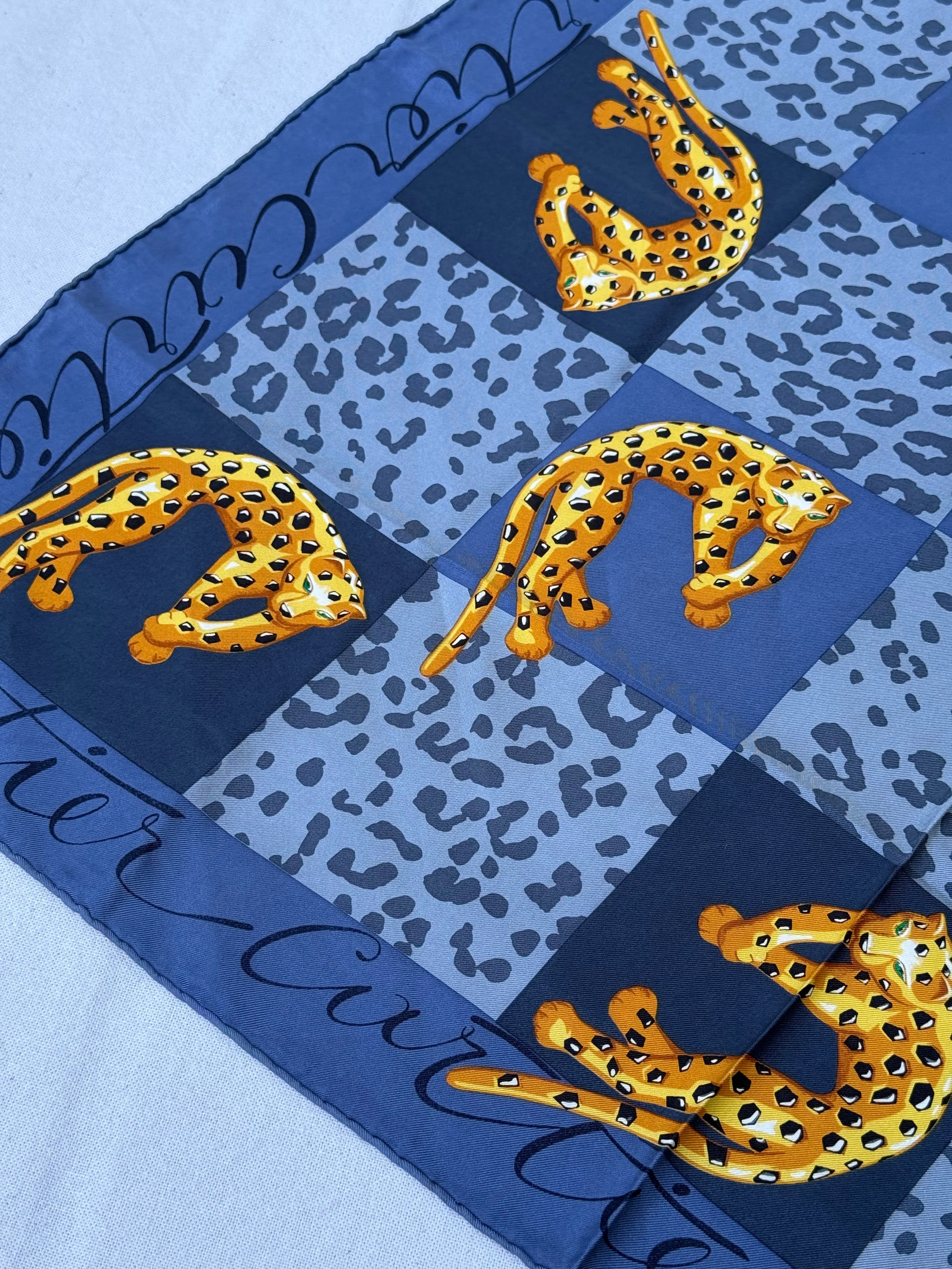 Foulard Cartier – Modèle Bleu Et Panthères - Image 4