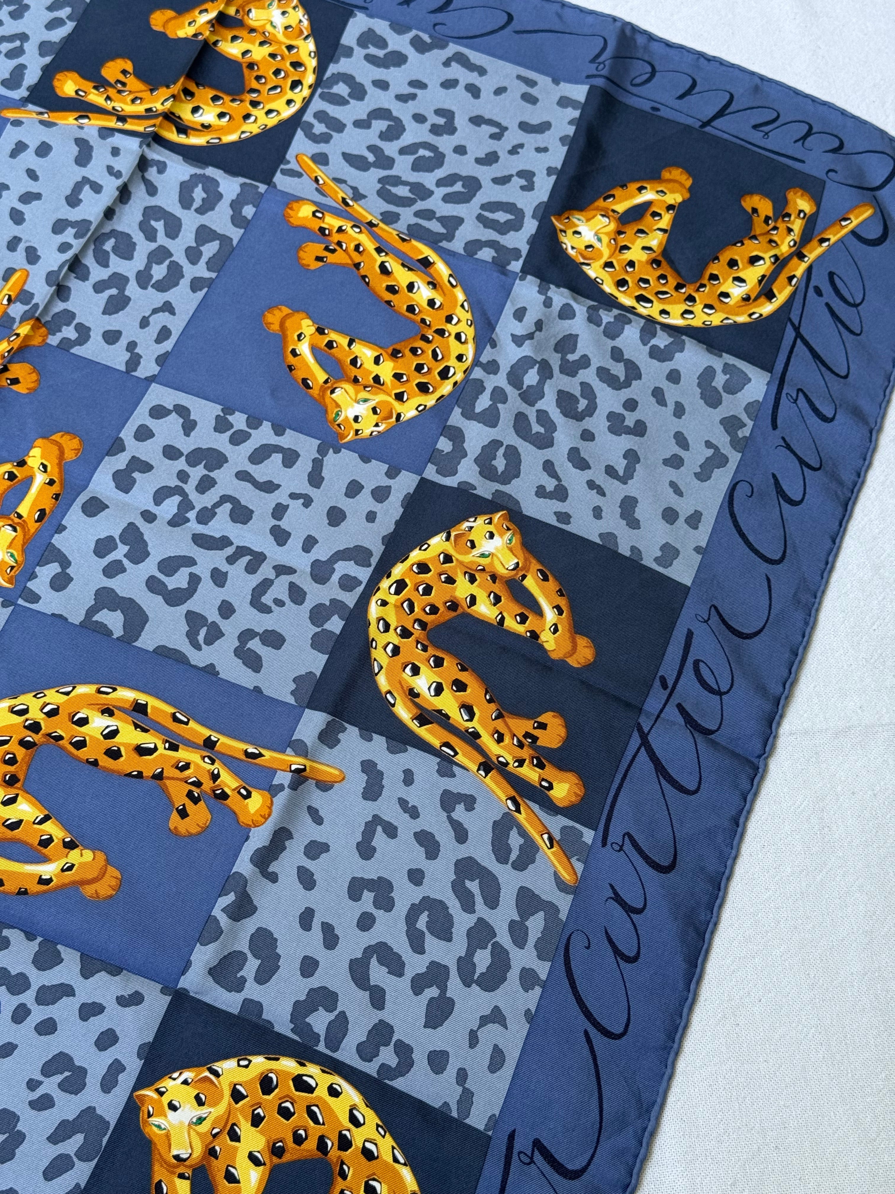 Foulard Cartier – Modèle Bleu Et Panthères - Image 5