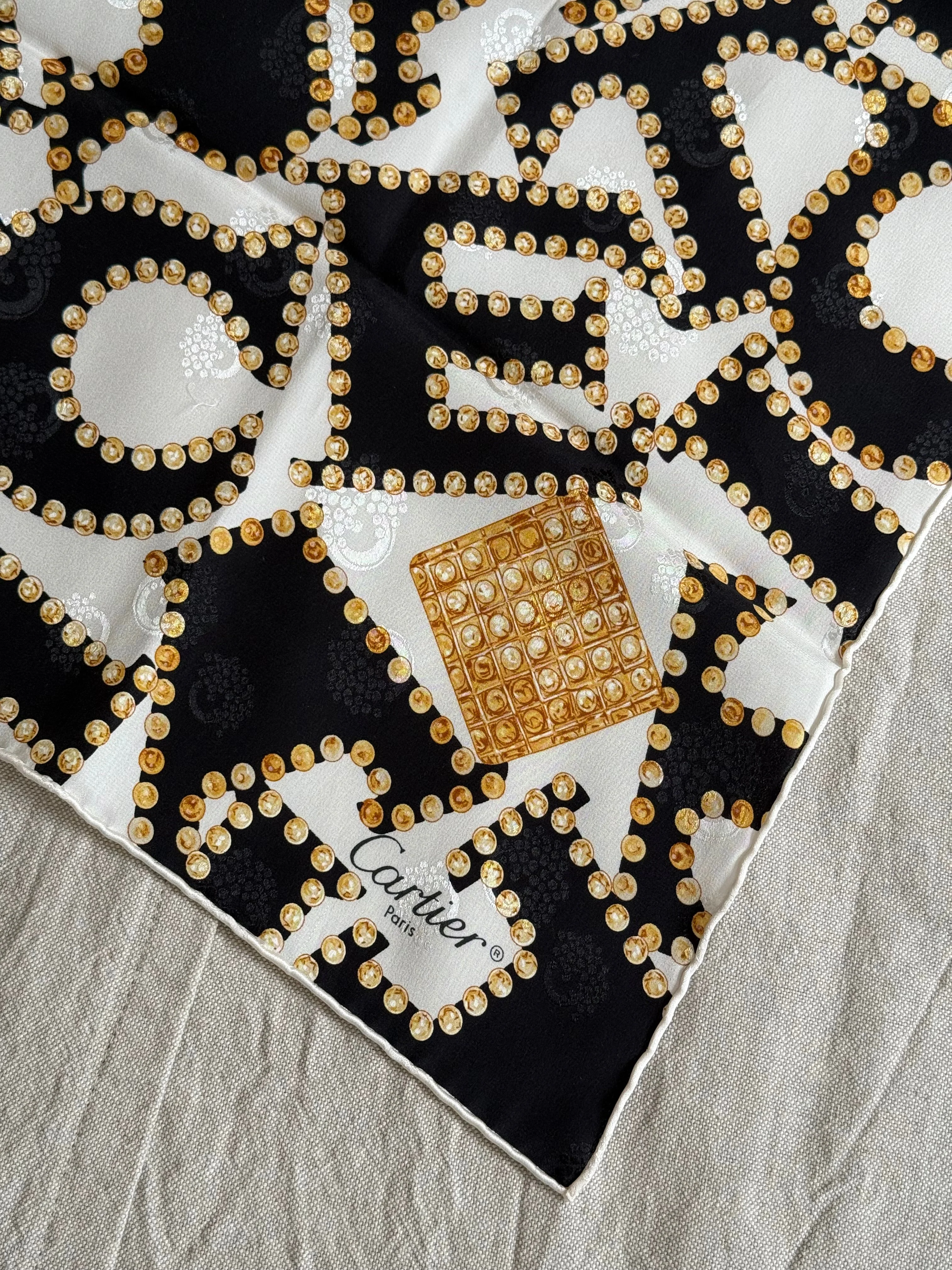 Foulard Cartier – Modèle Noir Et Blanc - Image 4