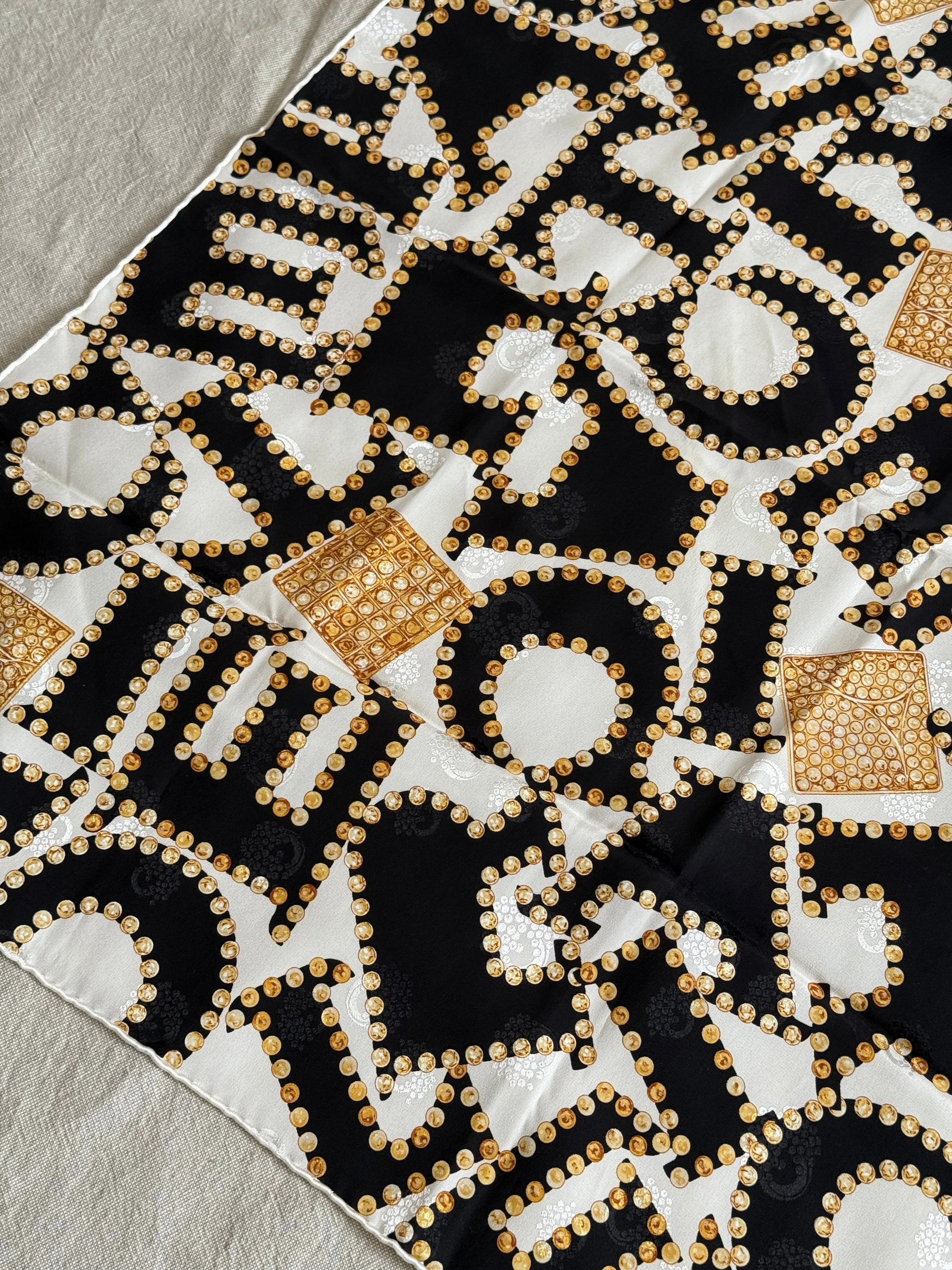 Foulard Cartier – Modèle Noir Et Blanc - Image 5