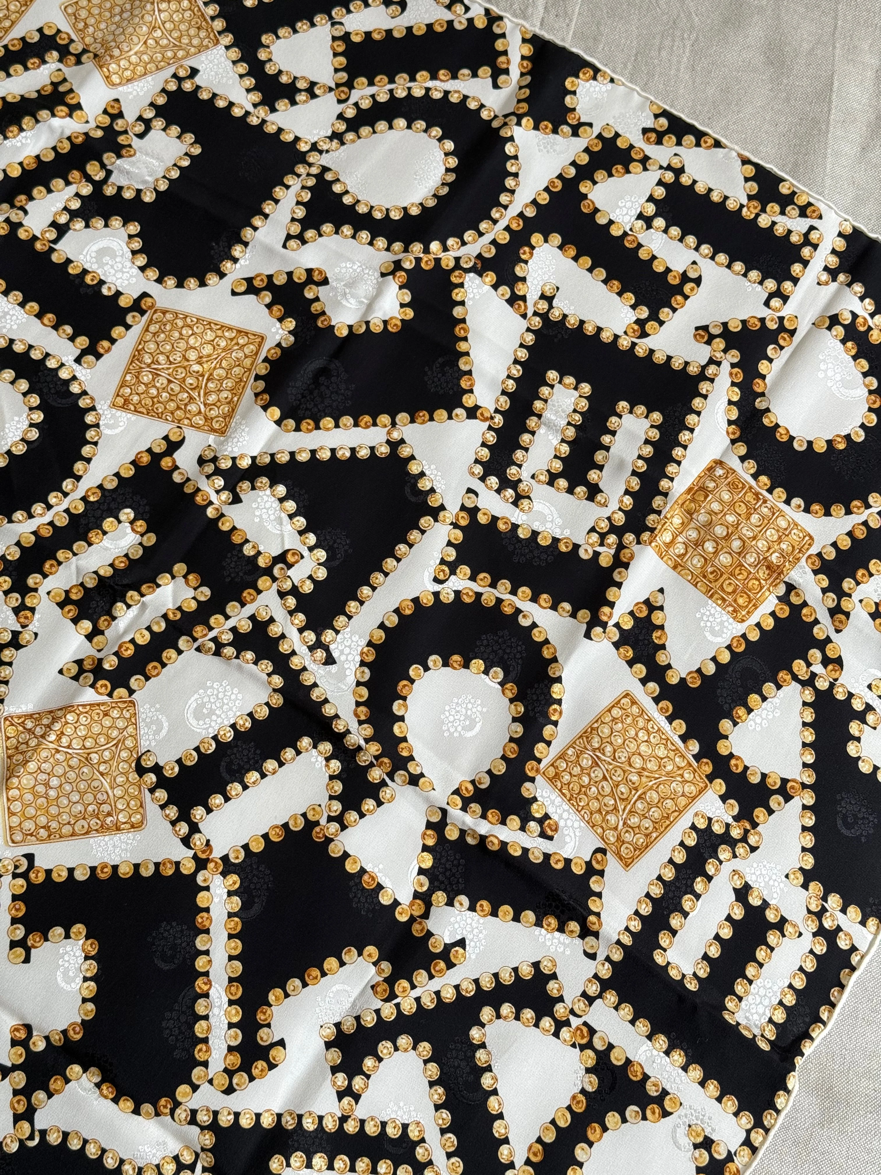 Foulard Cartier – Modèle Noir Et Blanc - Image 6