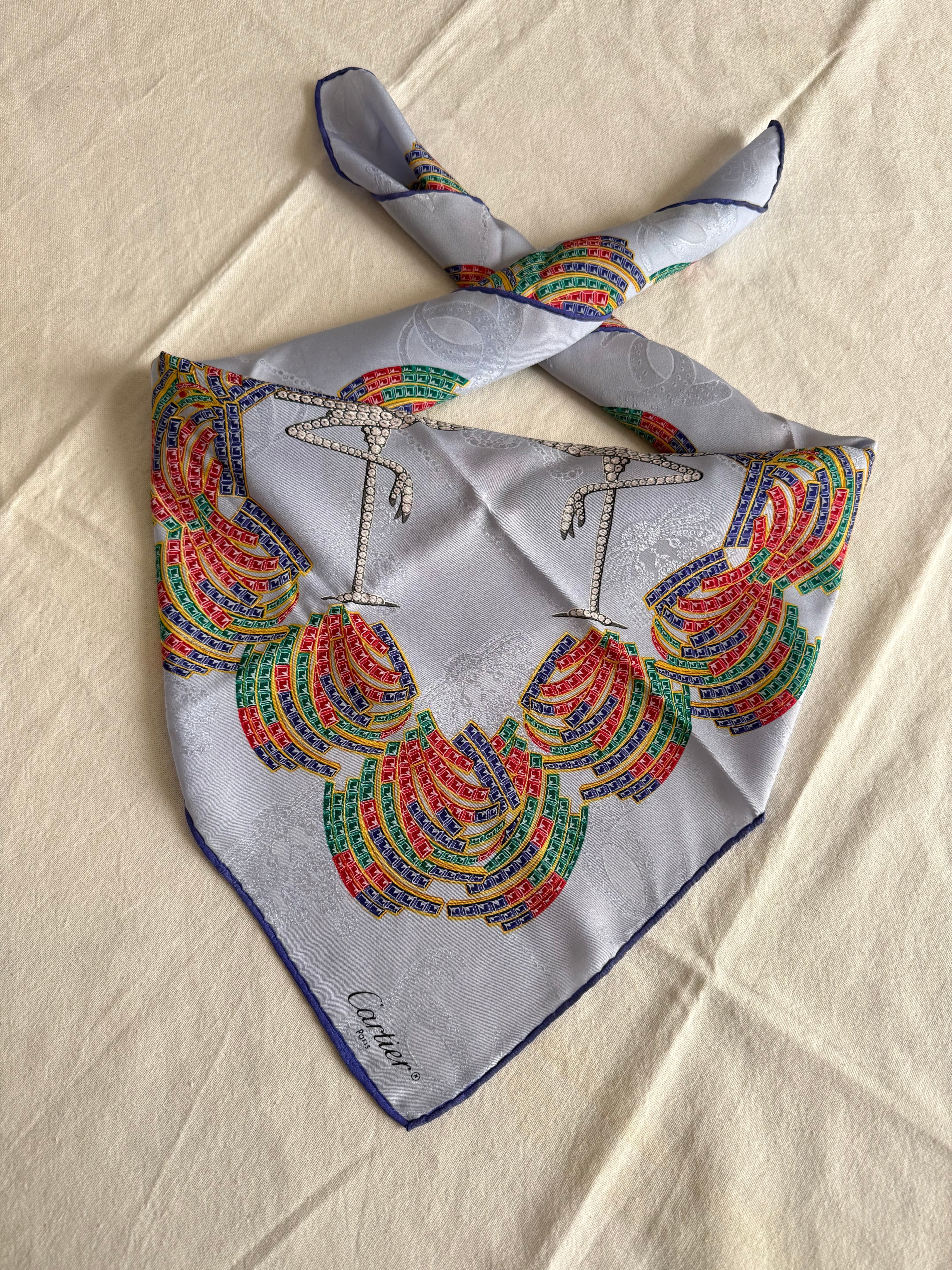 Foulard Cartier – Motifs Cygnes Et Plumes Multicolores - Image 2