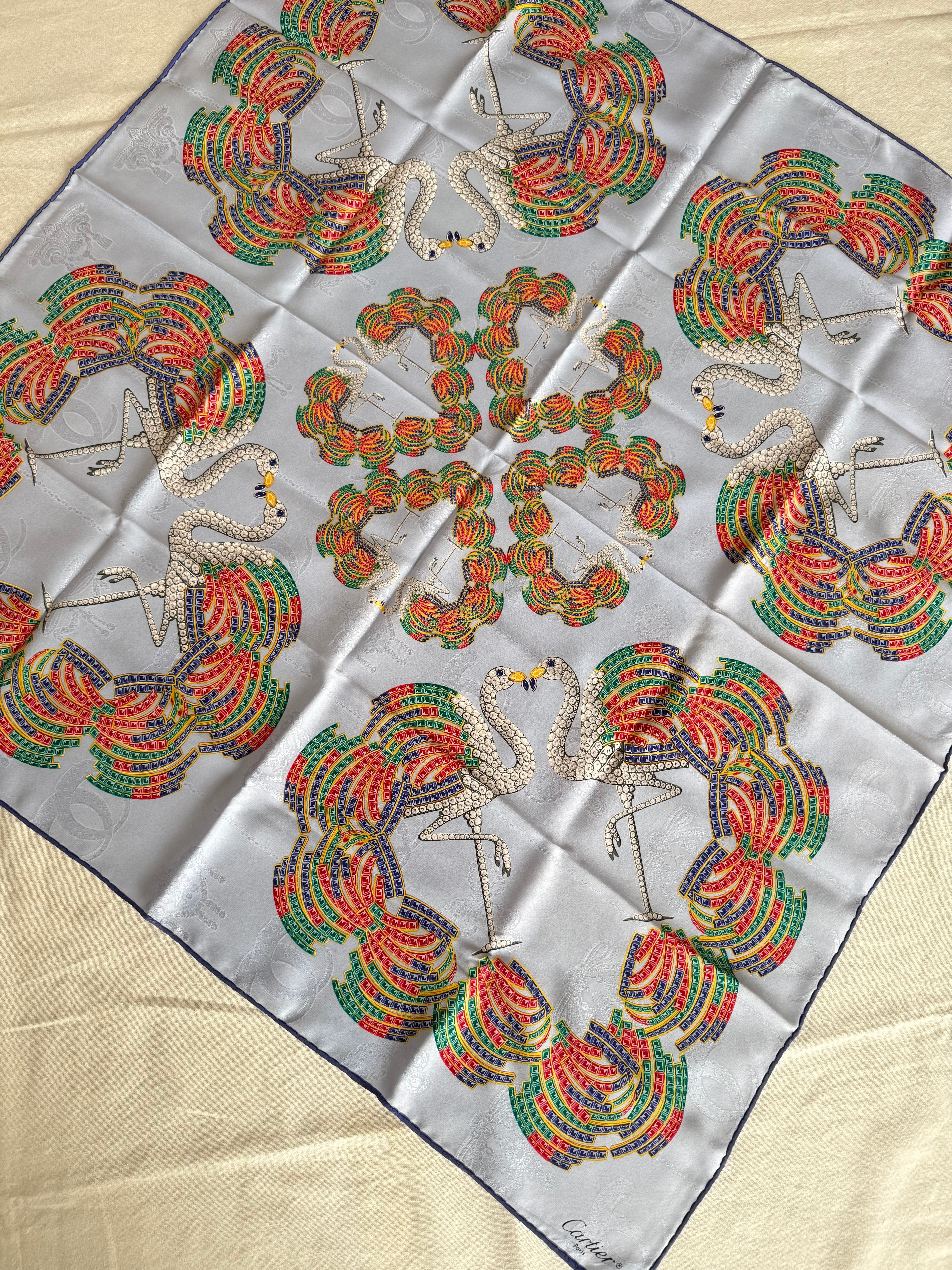 Foulard Cartier – Motifs Cygnes Et Plumes Multicolores - Image 3