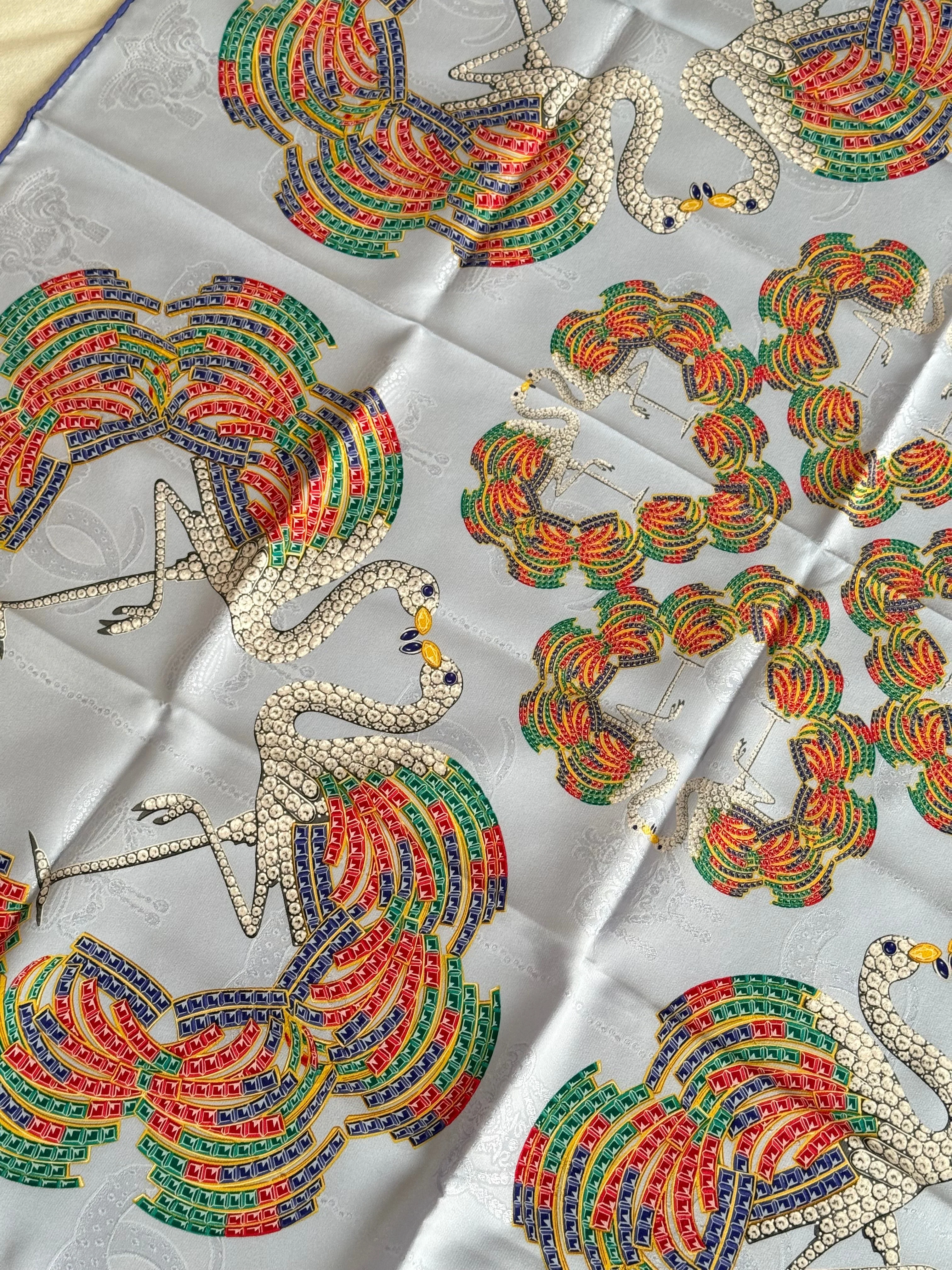 Foulard Cartier – Motifs Cygnes Et Plumes Multicolores - Image 5