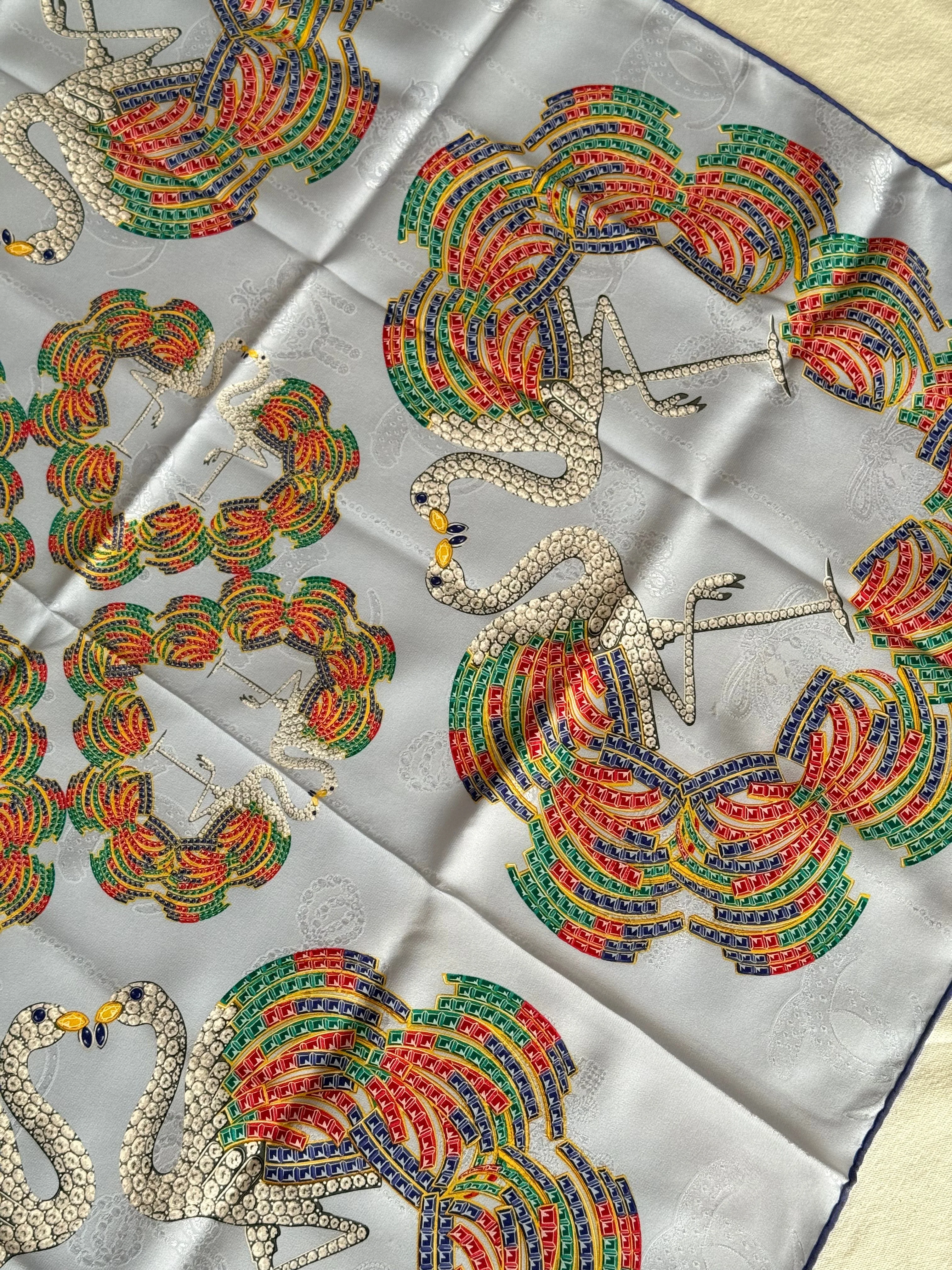 Foulard Cartier – Motifs Cygnes Et Plumes Multicolores - Image 6