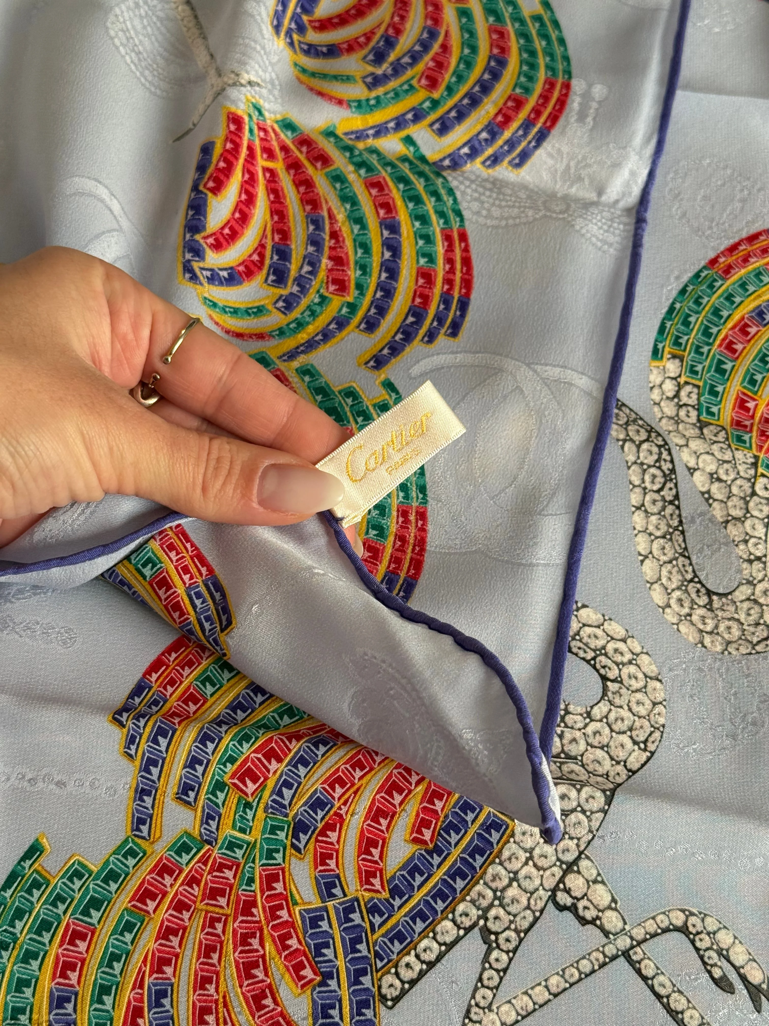 Foulard Cartier – Motifs Cygnes Et Plumes Multicolores - Image 7