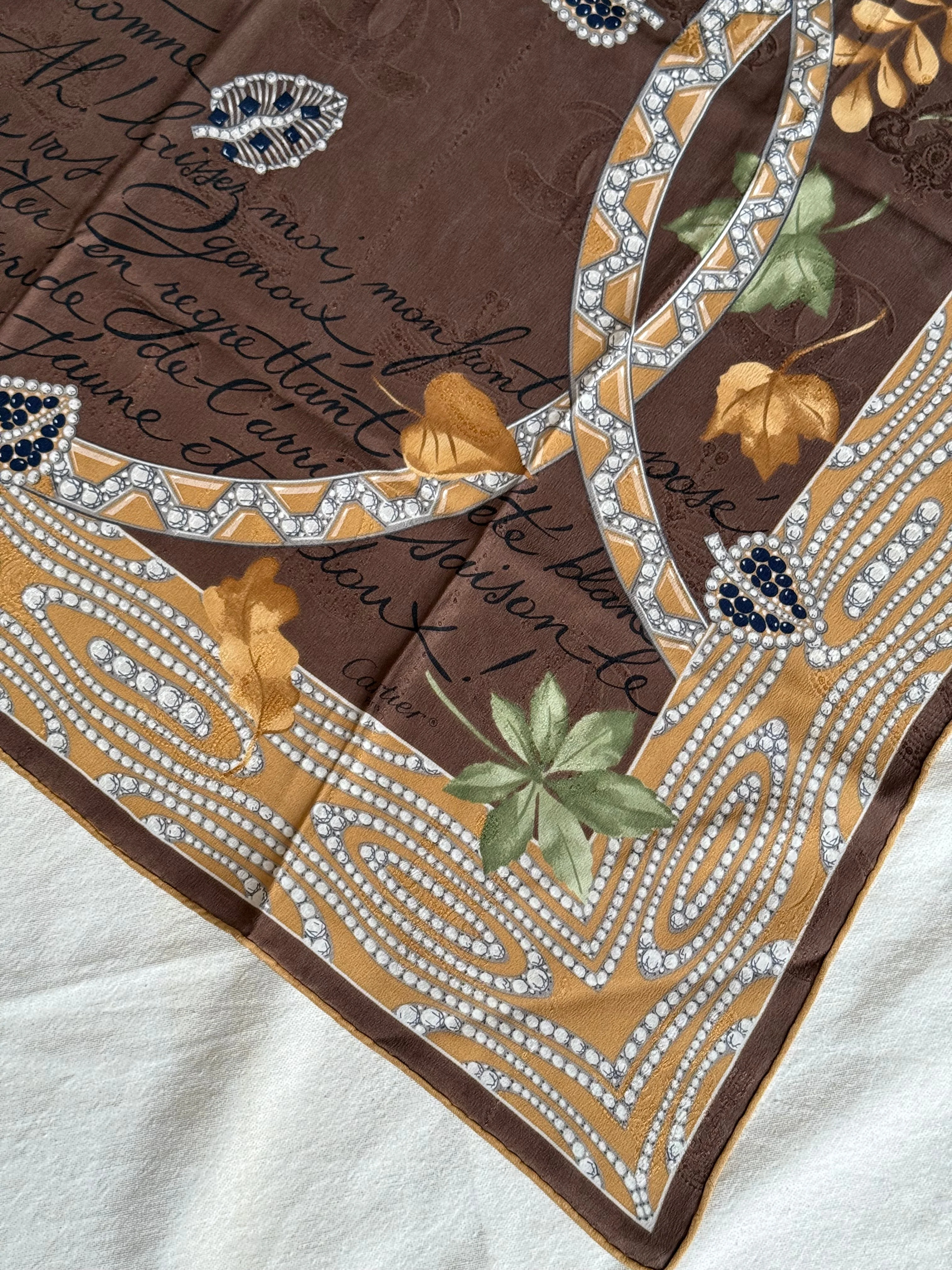 Foulard Cartier – Motifs Feuillages Et Joaillerie - Image 4