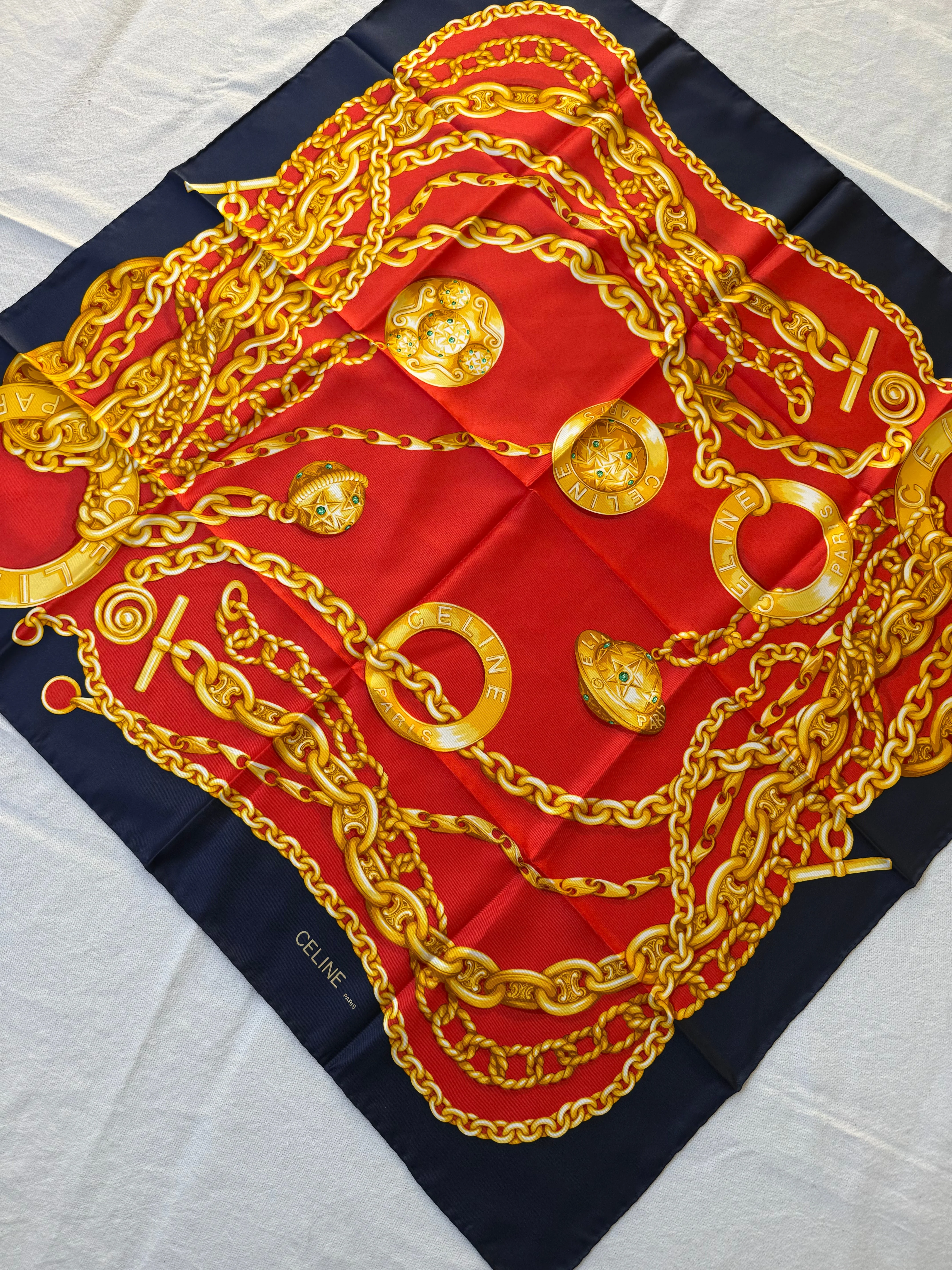 Foulard Céline – Chaînes Et Médaillons - Image 3