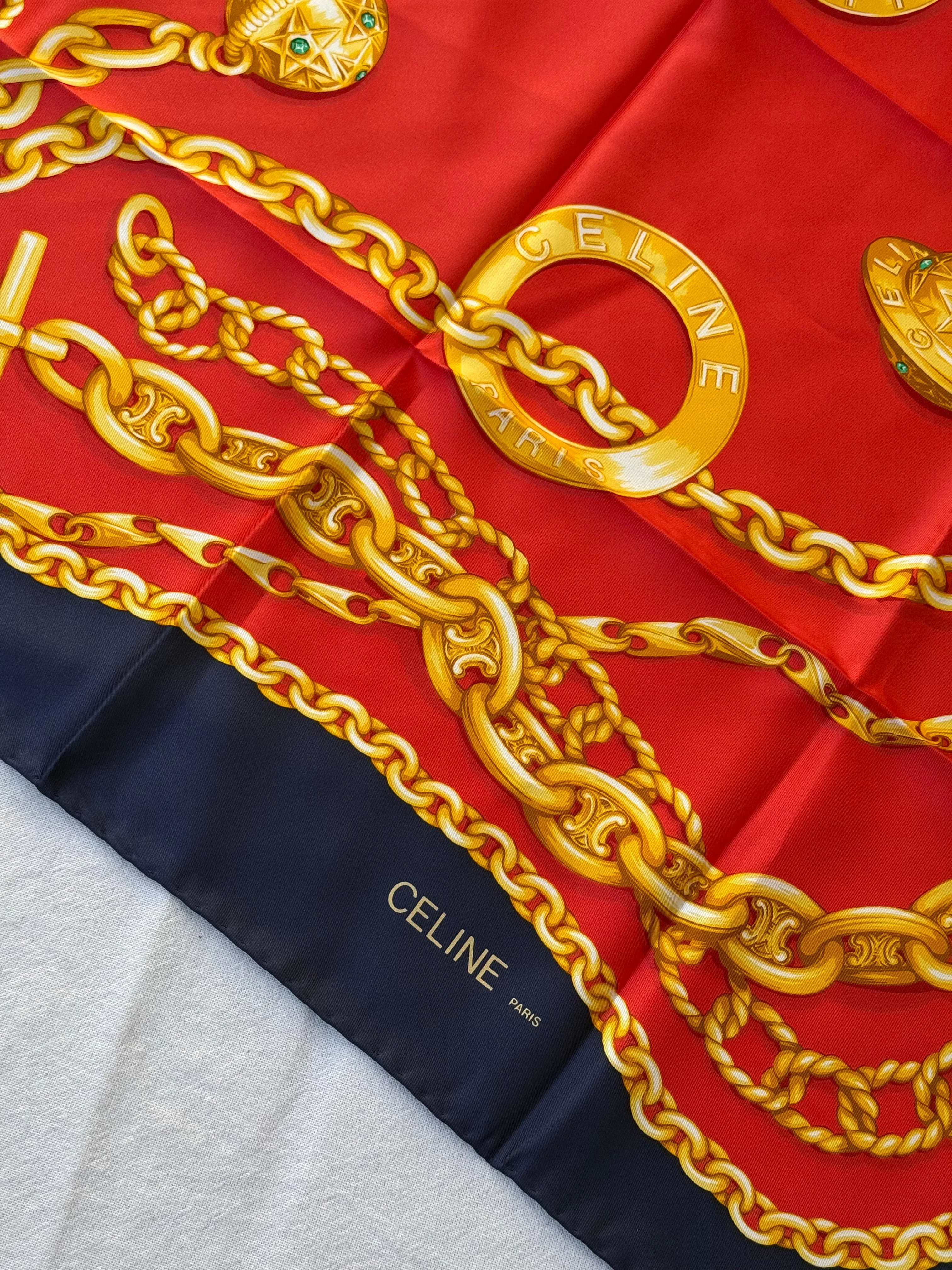 Foulard Céline – Chaînes Et Médaillons - Image 4