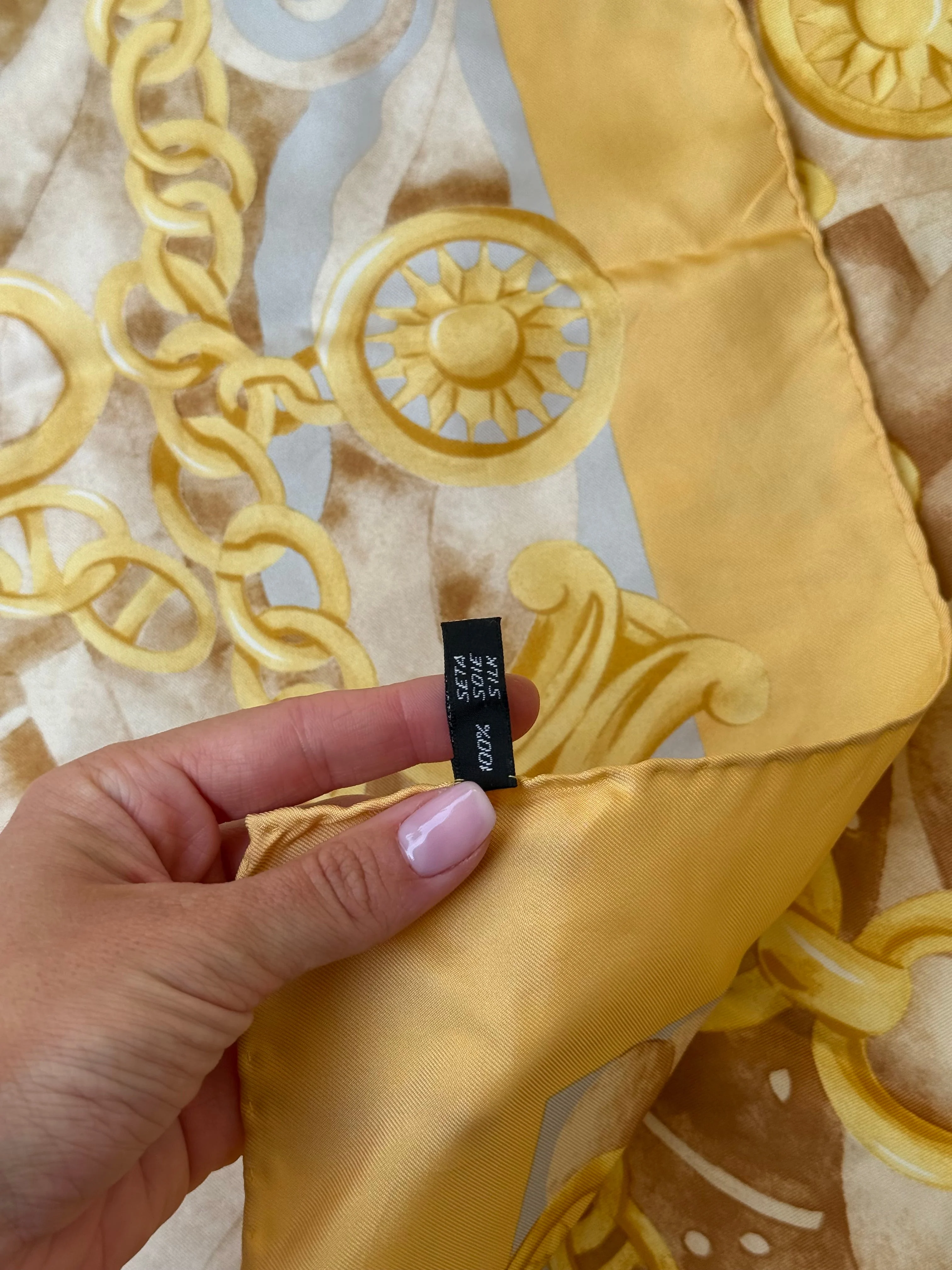 Foulard Céline – Chaînes Et Médaillons - Image 9