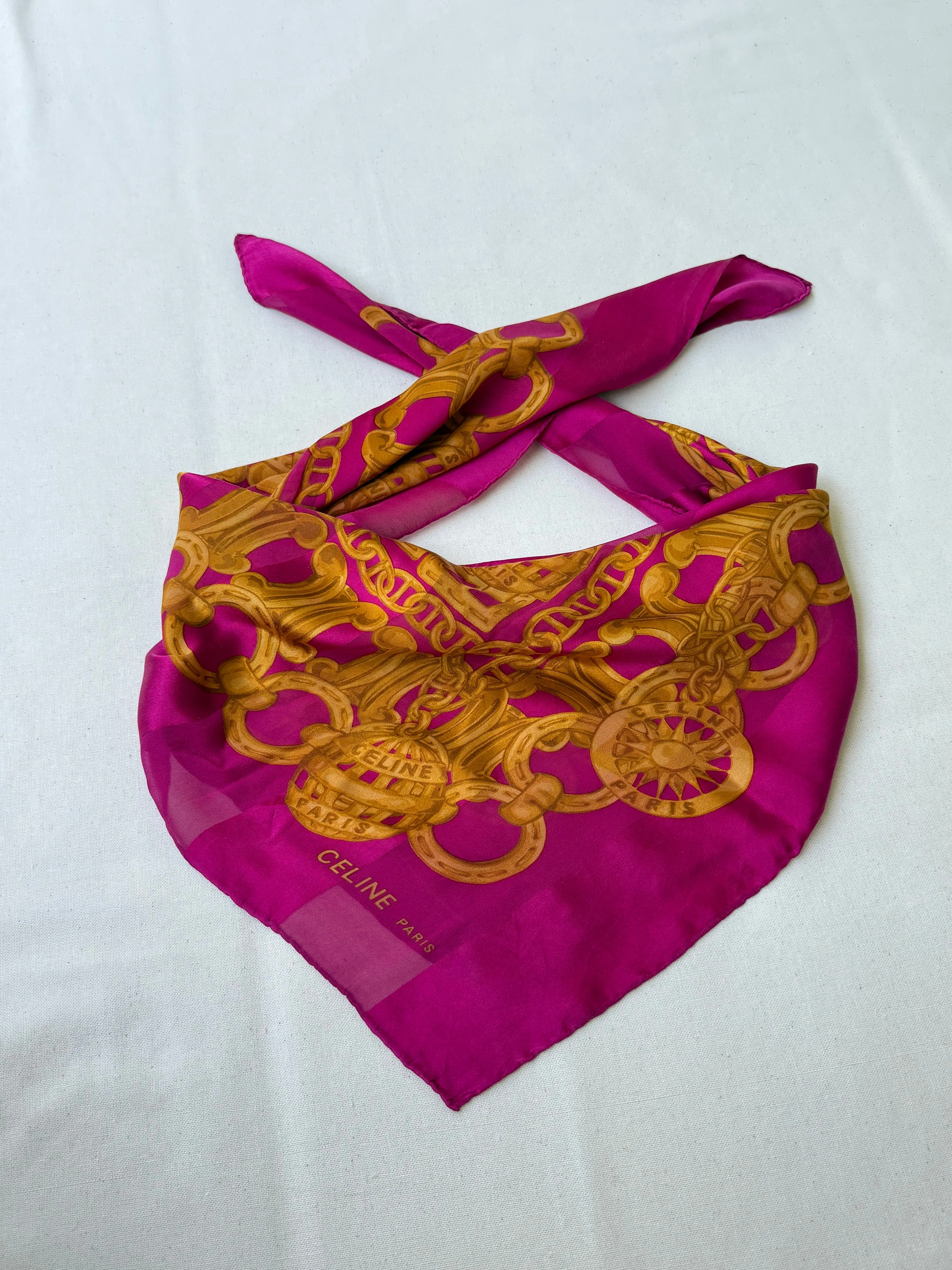 Céline - Foulard - Modèle Rose Fuschia Et Chaînes Dorées - Image 2