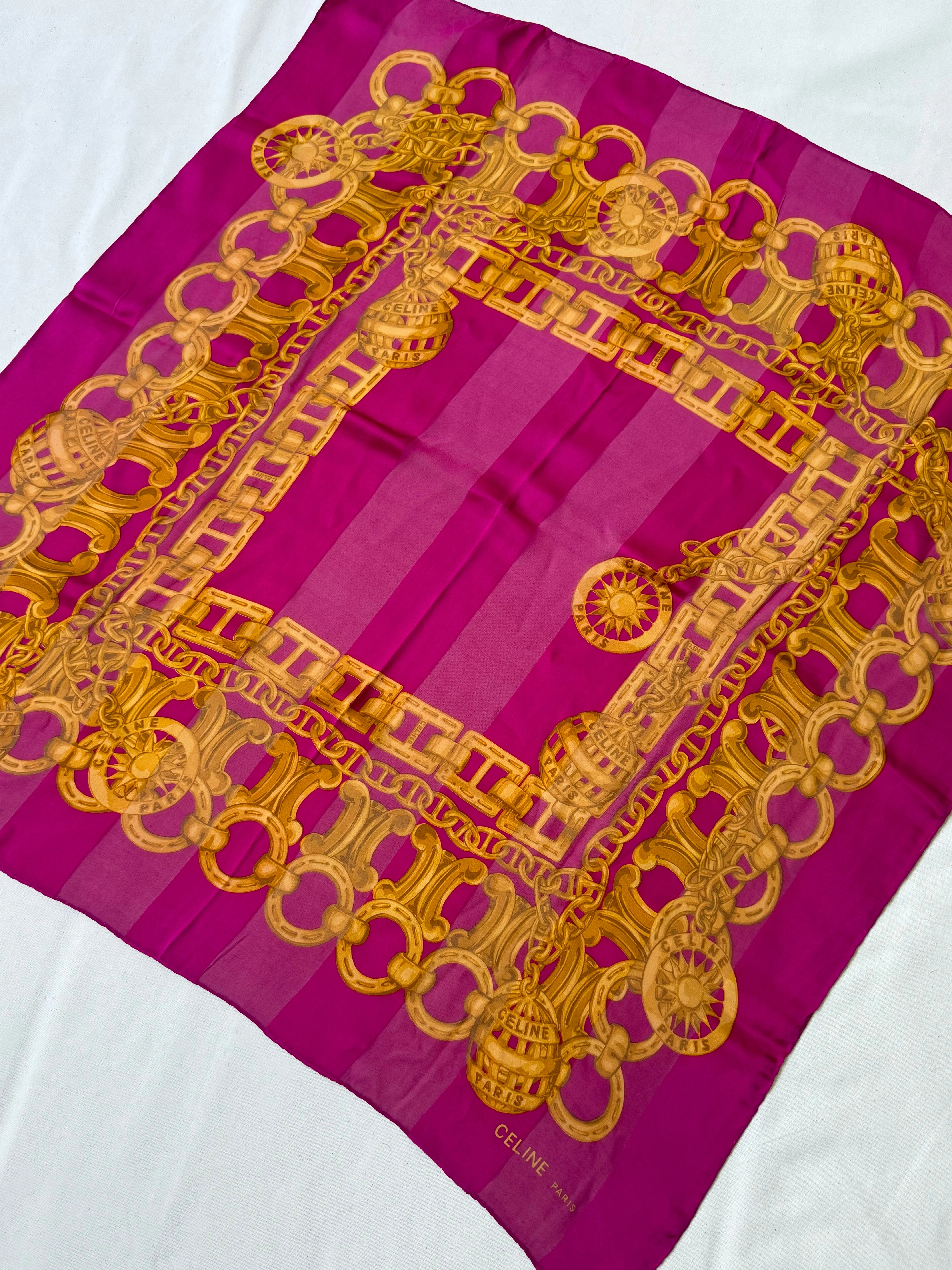 Céline - Foulard - Modèle Rose Fuschia Et Chaînes Dorées - Image 3
