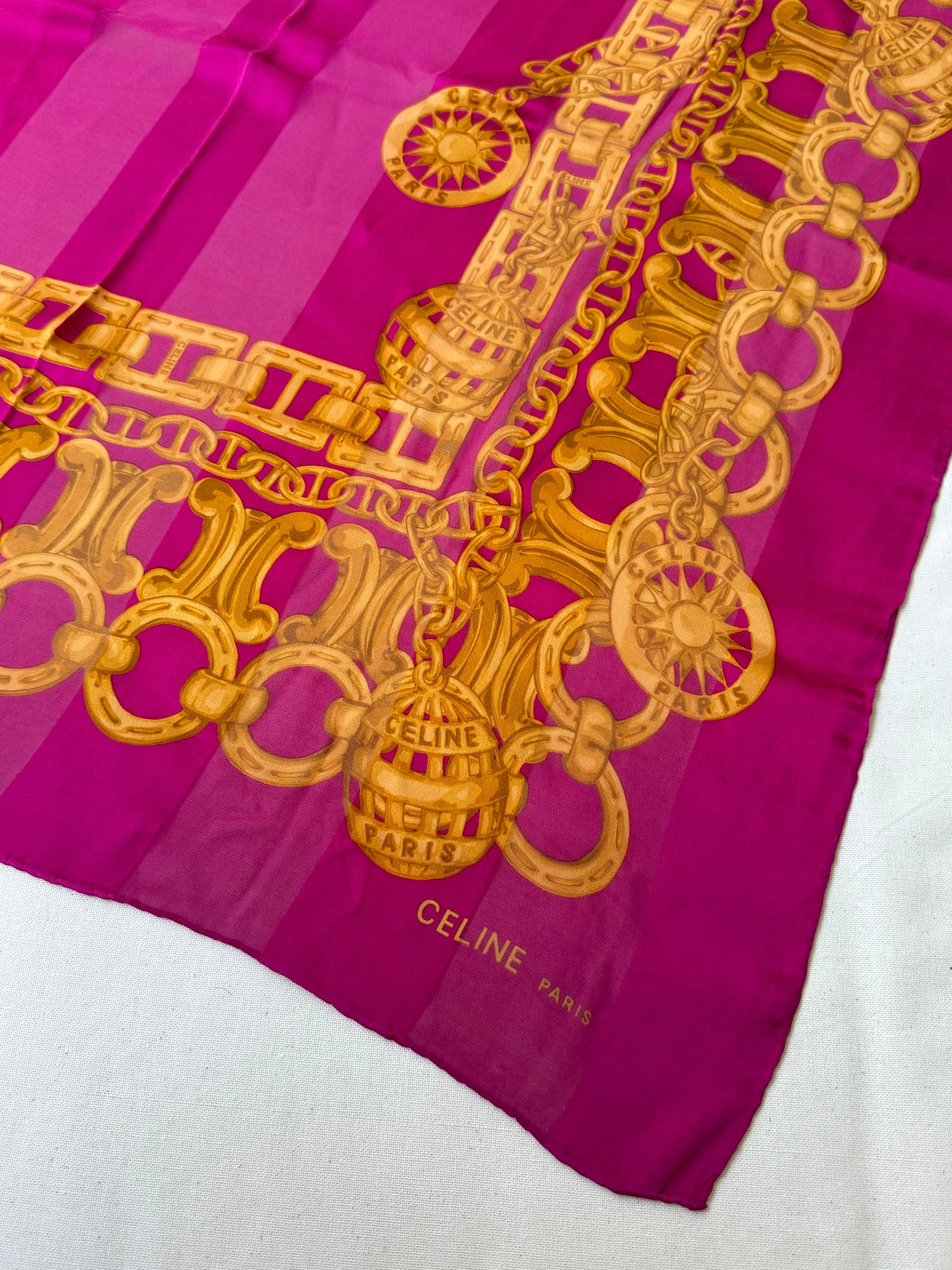 Céline - Foulard - Modèle Rose Fuschia Et Chaînes Dorées - Image 4