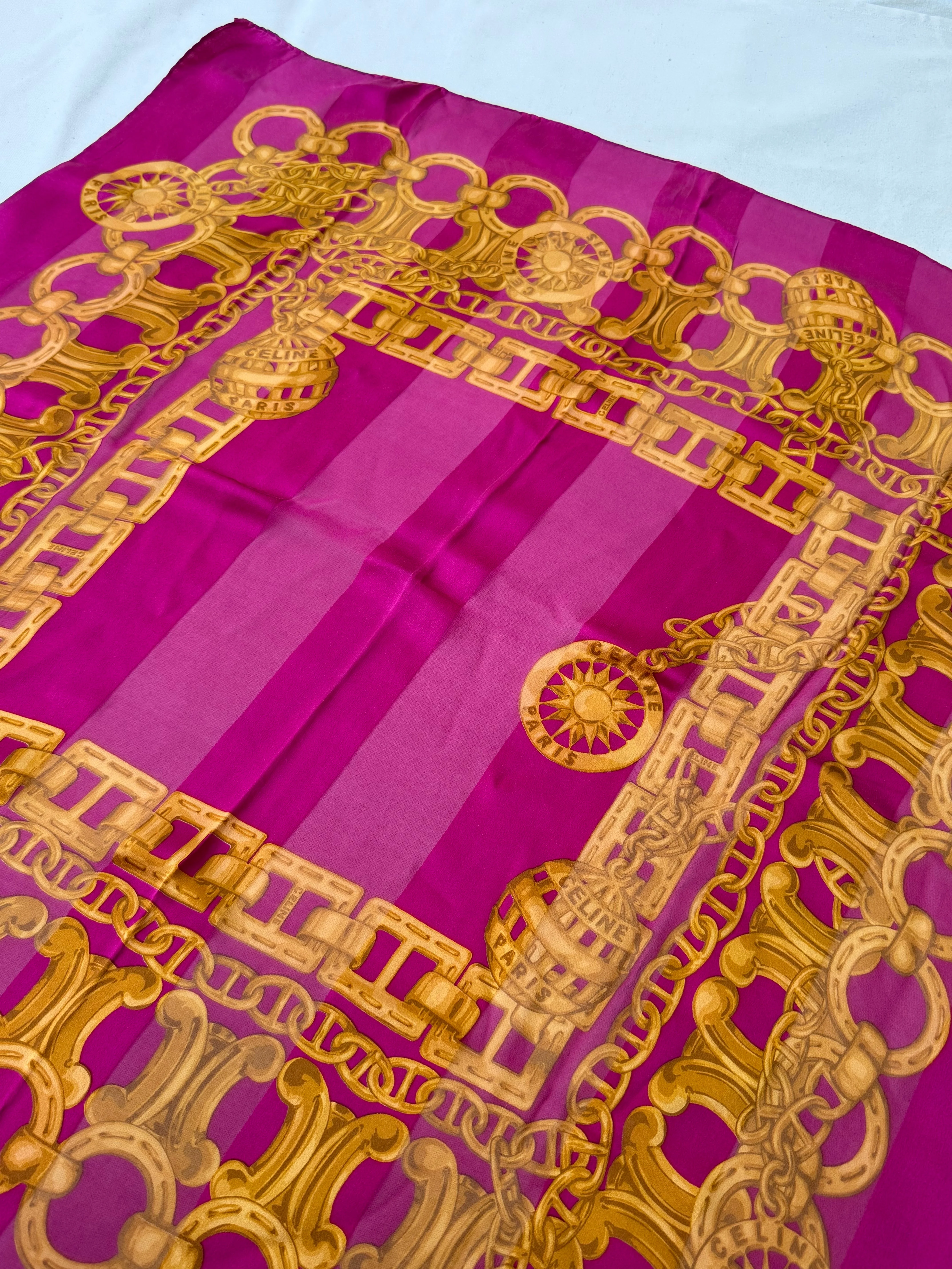 Céline - Foulard - Modèle Rose Fuschia Et Chaînes Dorées - Image 5