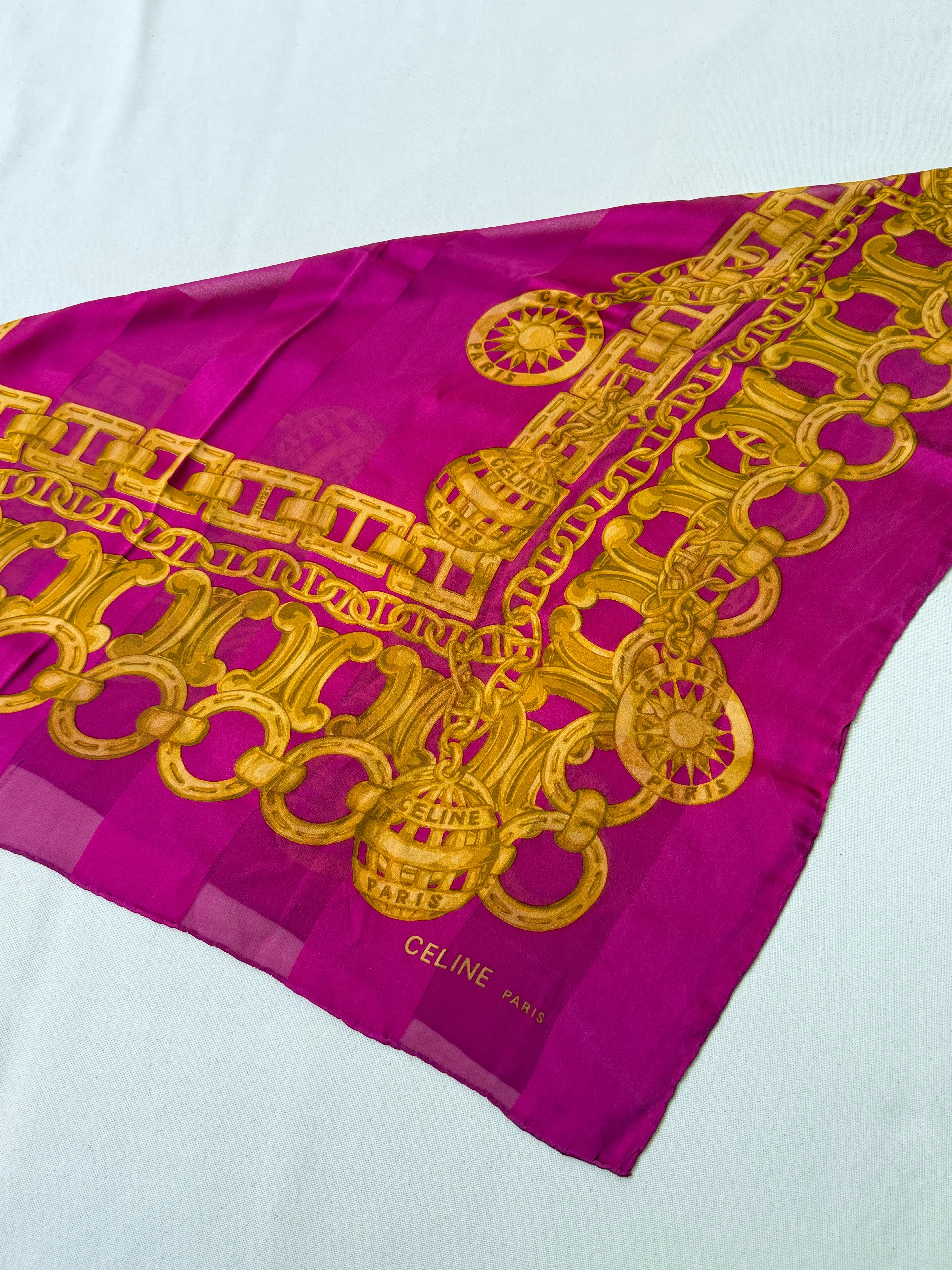 Céline - Foulard - Modèle Rose Fuschia Et Chaînes Dorées - Image 6