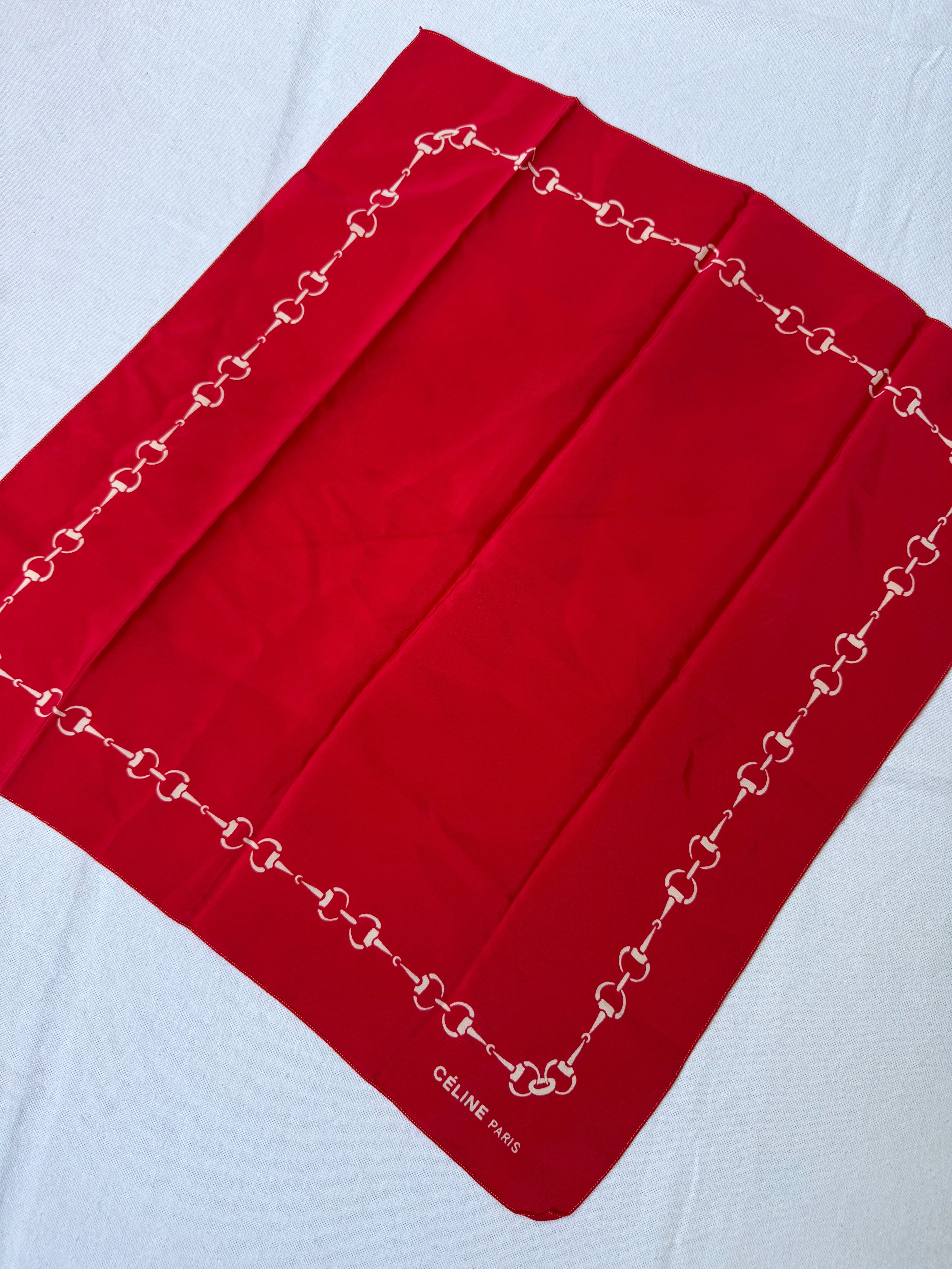 Foulard Céline – Motifs Chaînes Rouge - Image 3