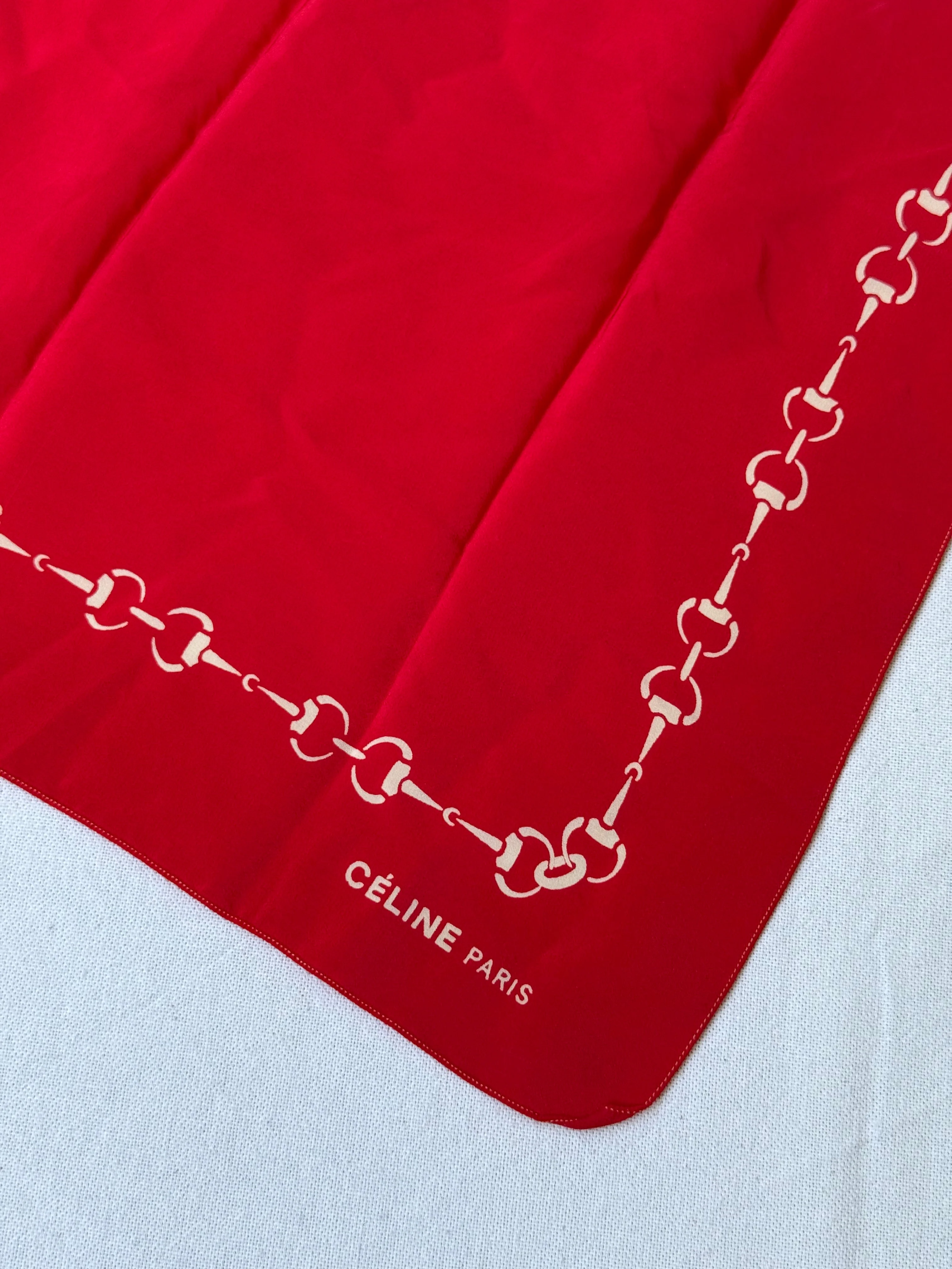 Foulard Céline – Motifs Chaînes Rouge - Image 4