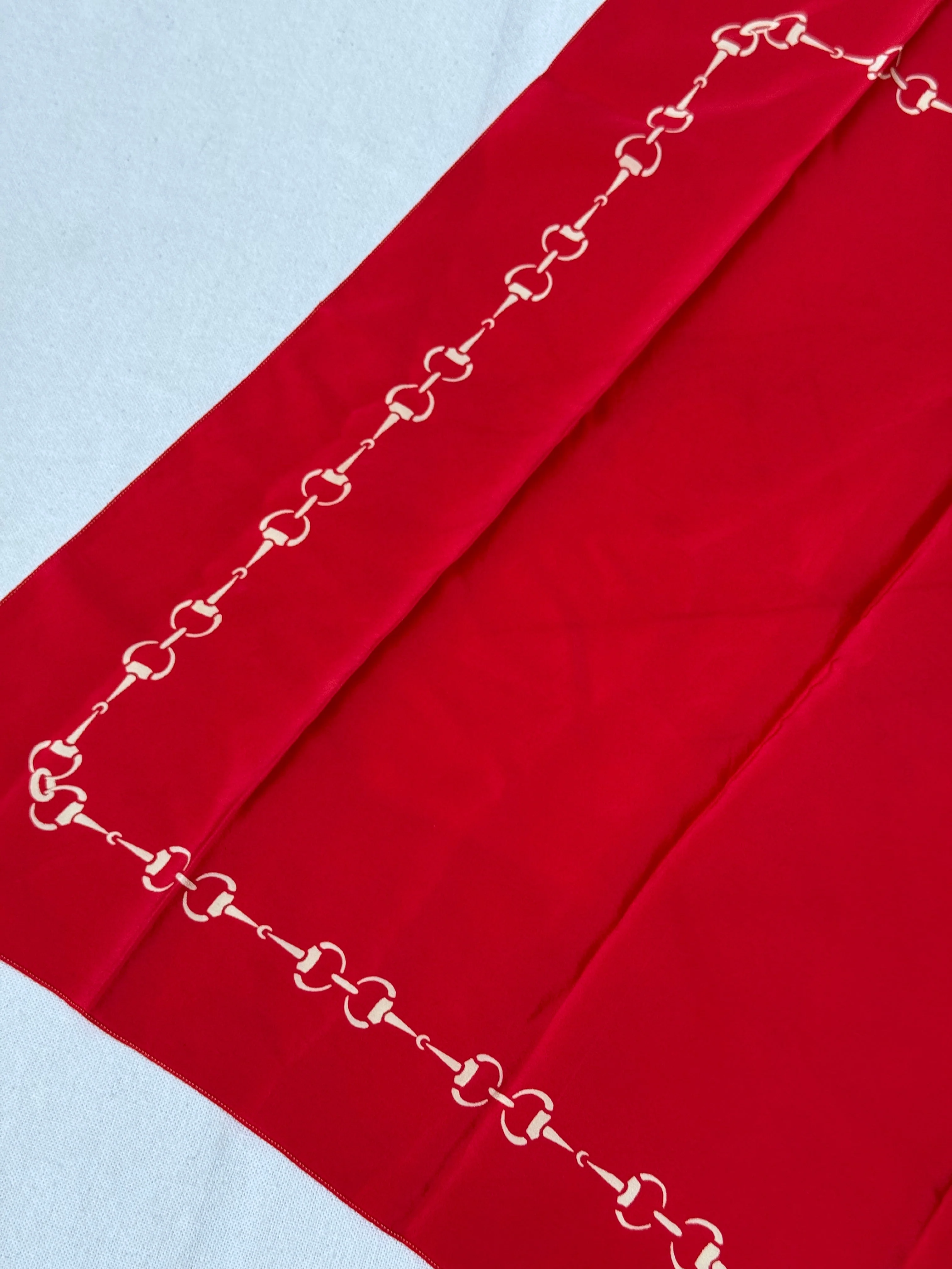 Foulard Céline – Motifs Chaînes Rouge - Image 5
