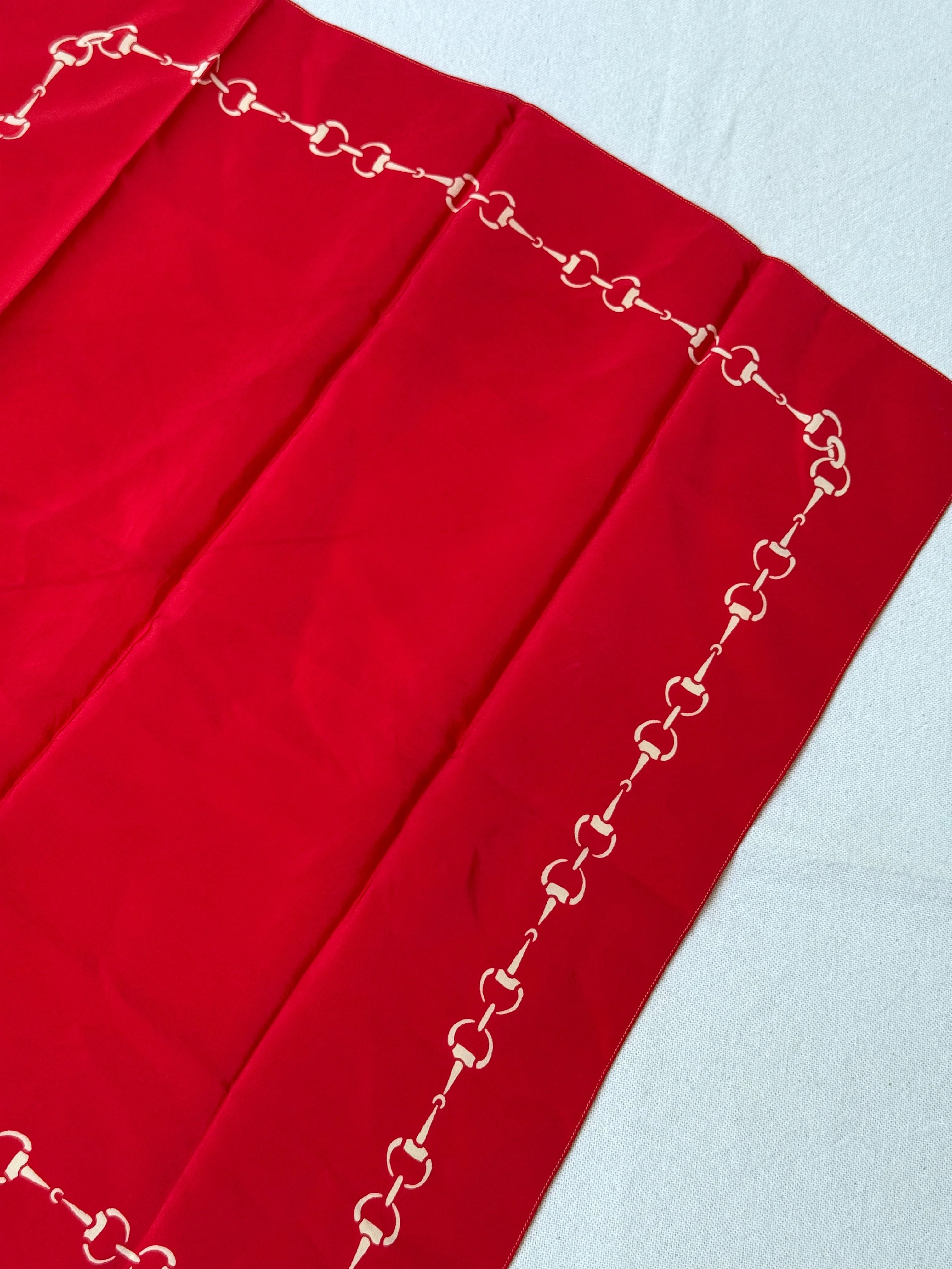 Foulard Céline – Motifs Chaînes Rouge - Image 6