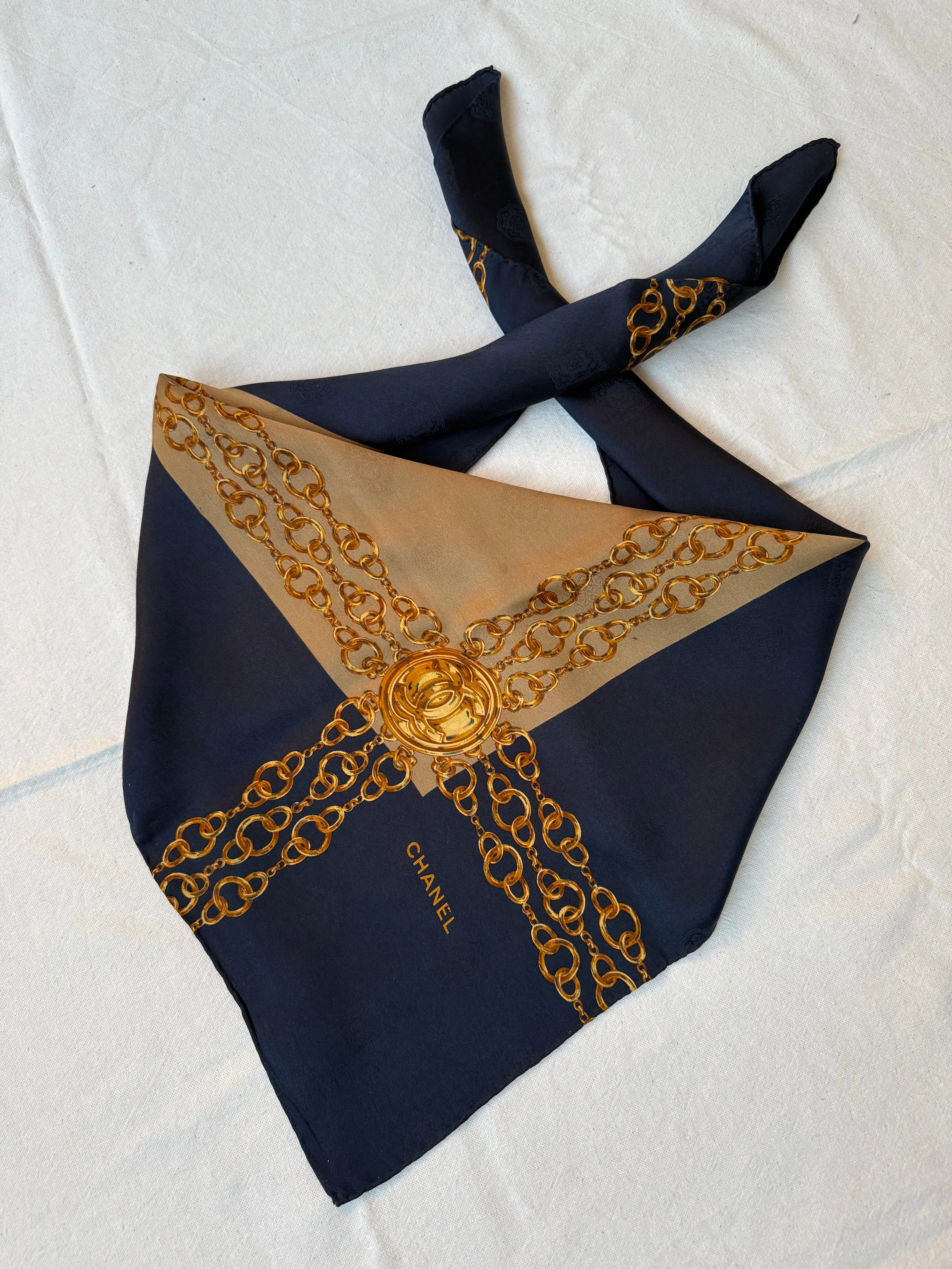 Foulard Chanel - Modèle Bleu Marine Et Beige - Image 2