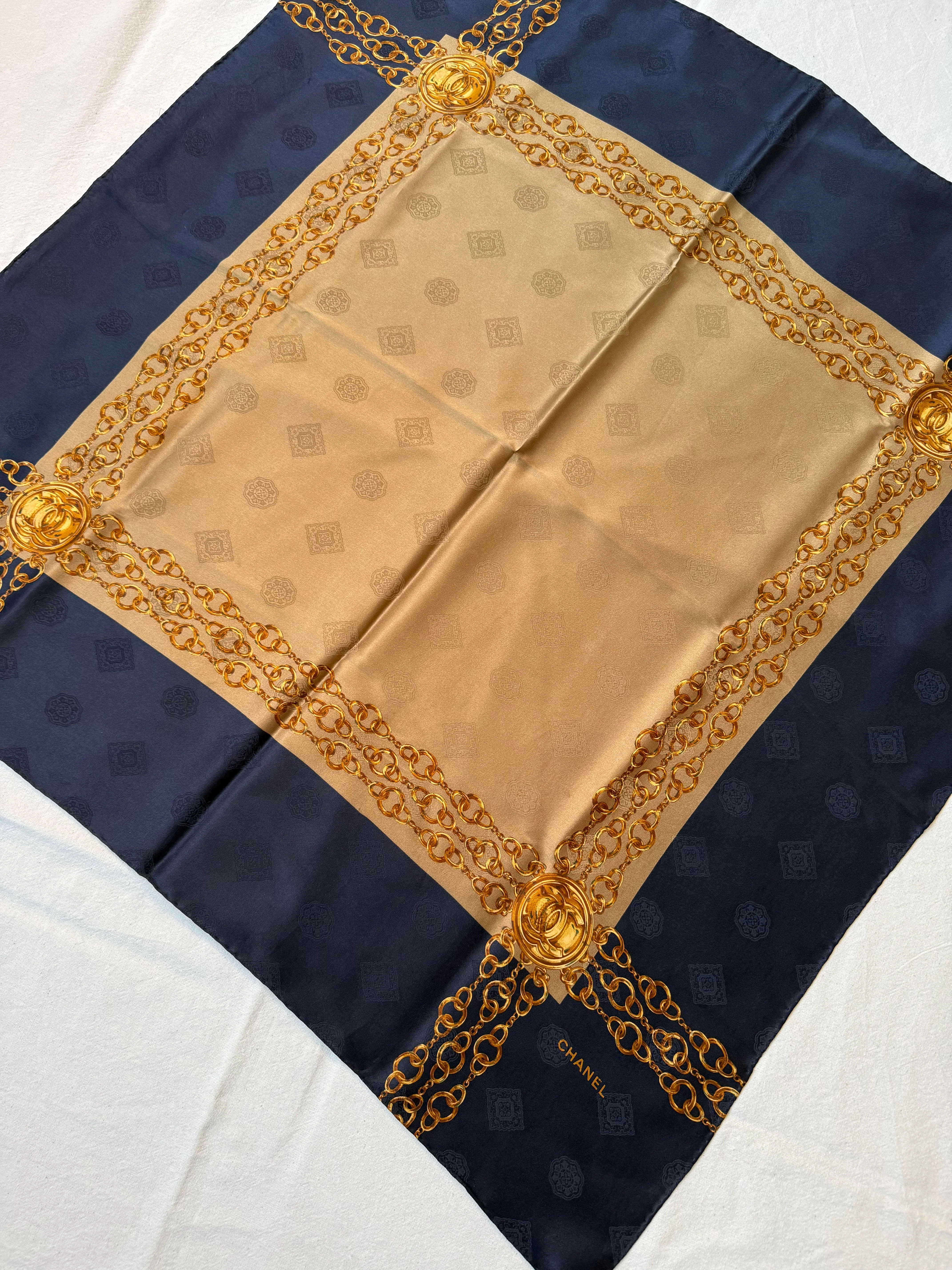Foulard Chanel - Modèle Bleu Marine Et Beige - Image 3