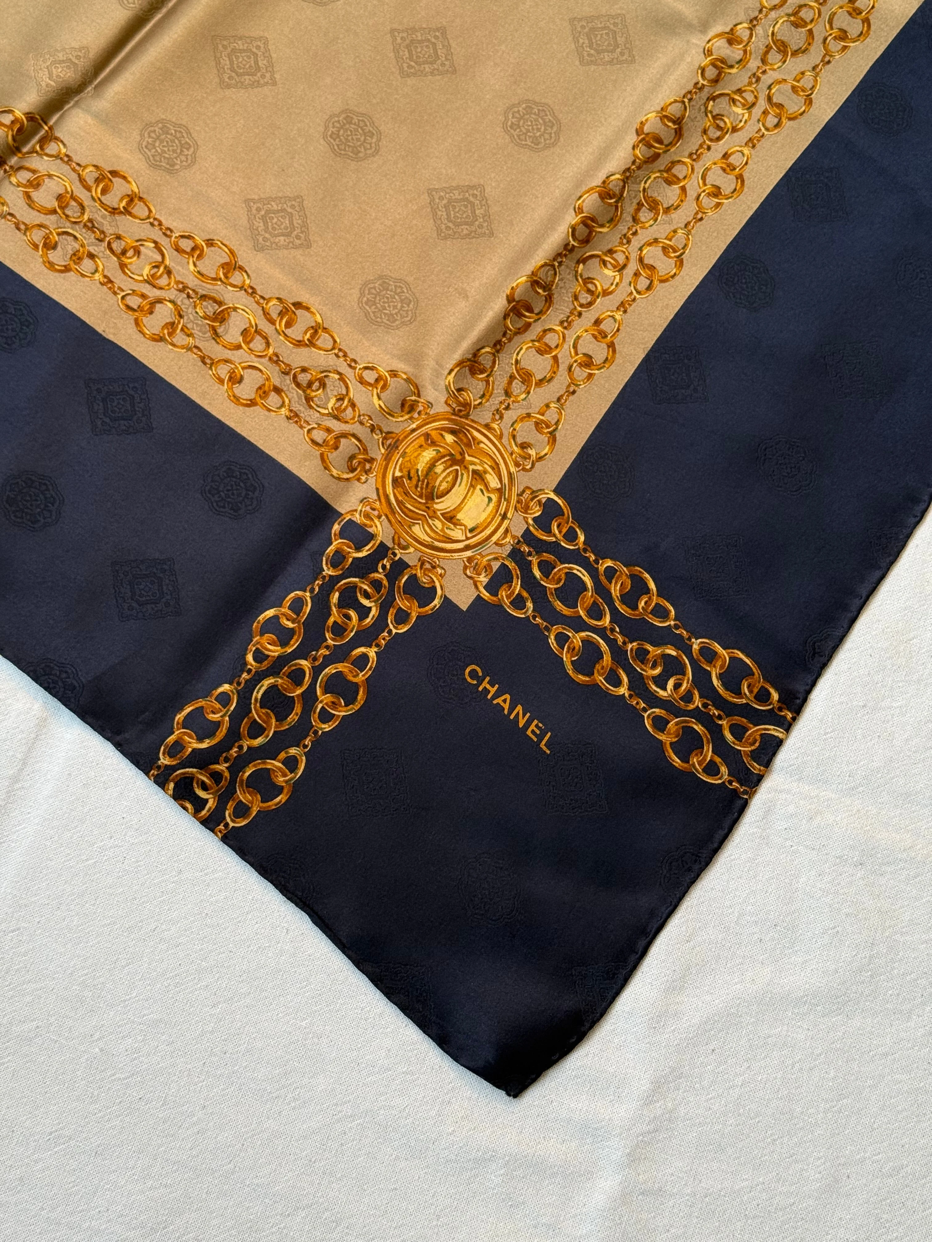 Foulard Chanel - Modèle Bleu Marine Et Beige - Image 4