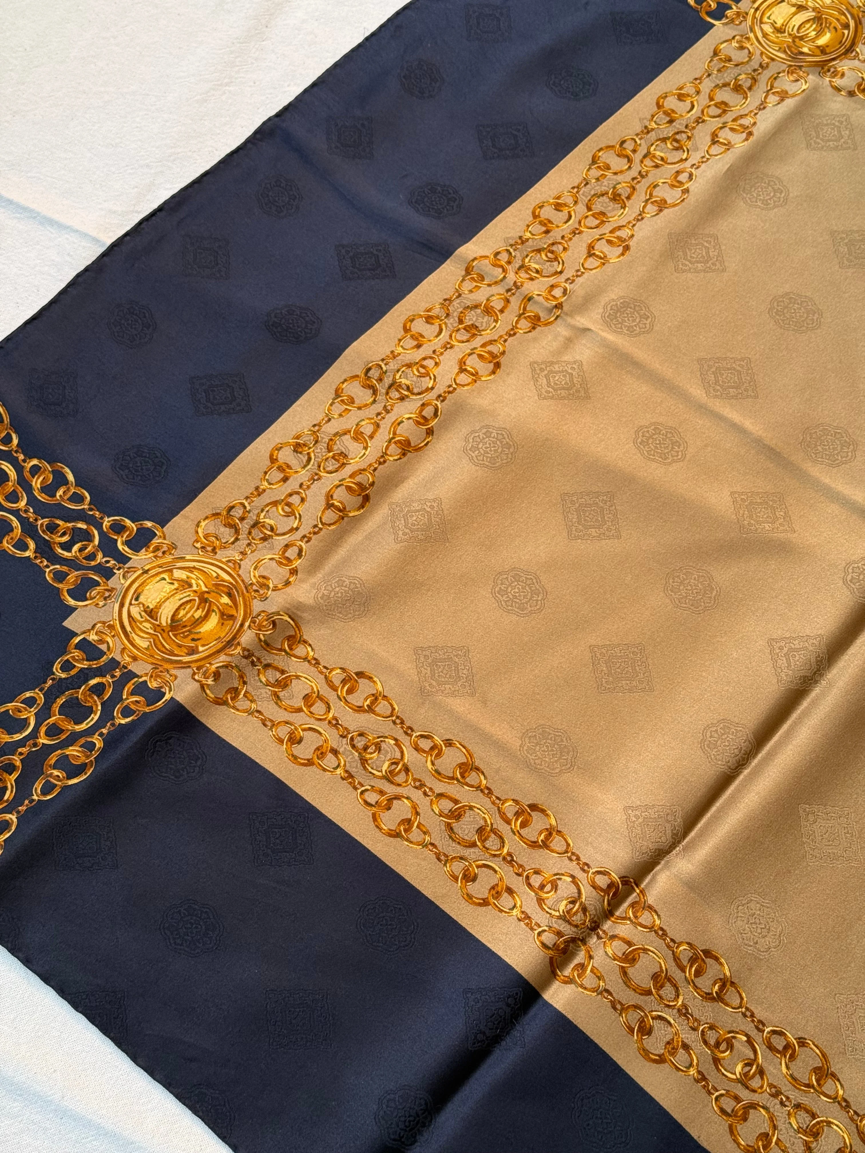 Foulard Chanel - Modèle Bleu Marine Et Beige - Image 5