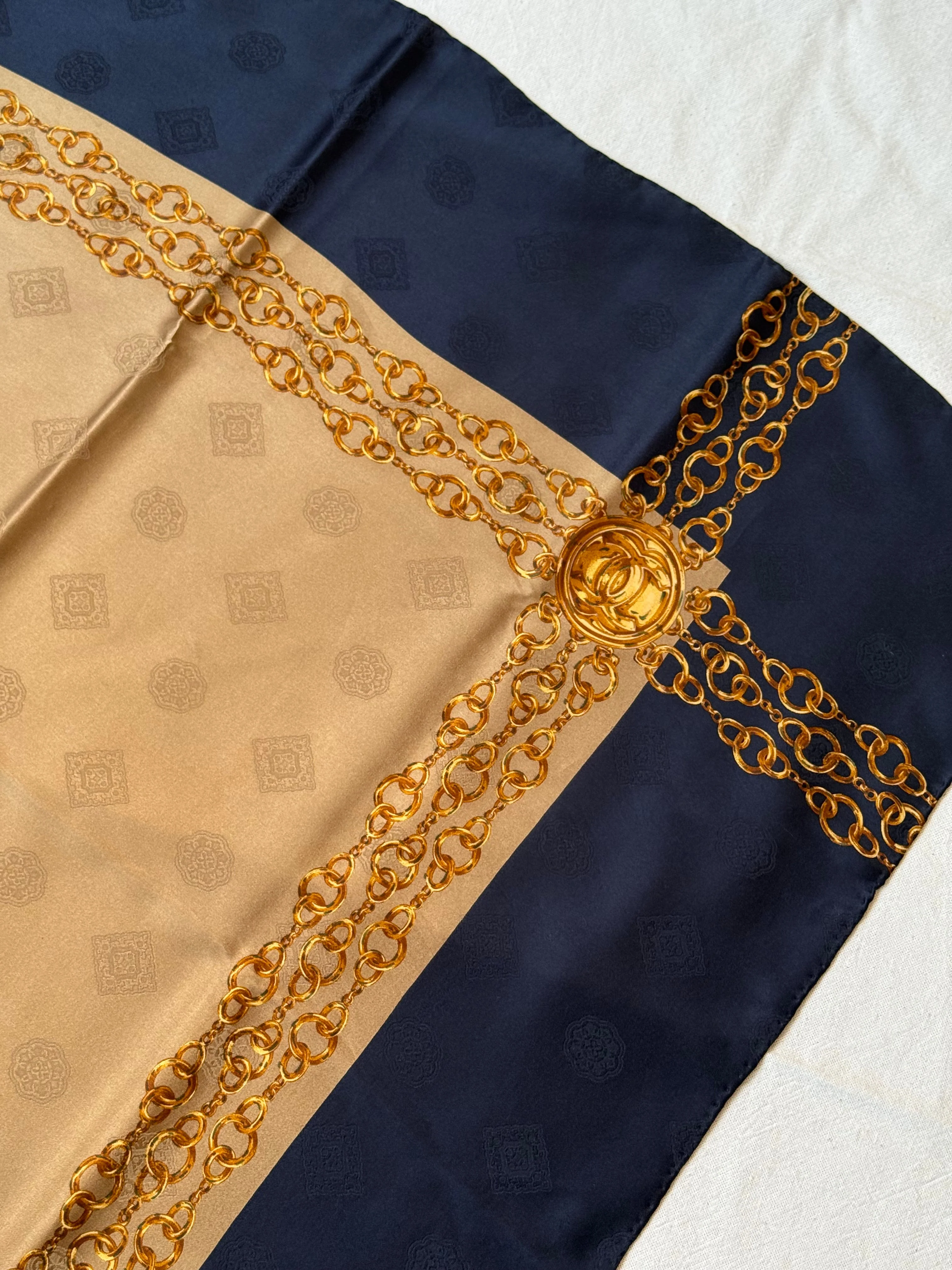 Foulard Chanel - Modèle Bleu Marine Et Beige - Image 6