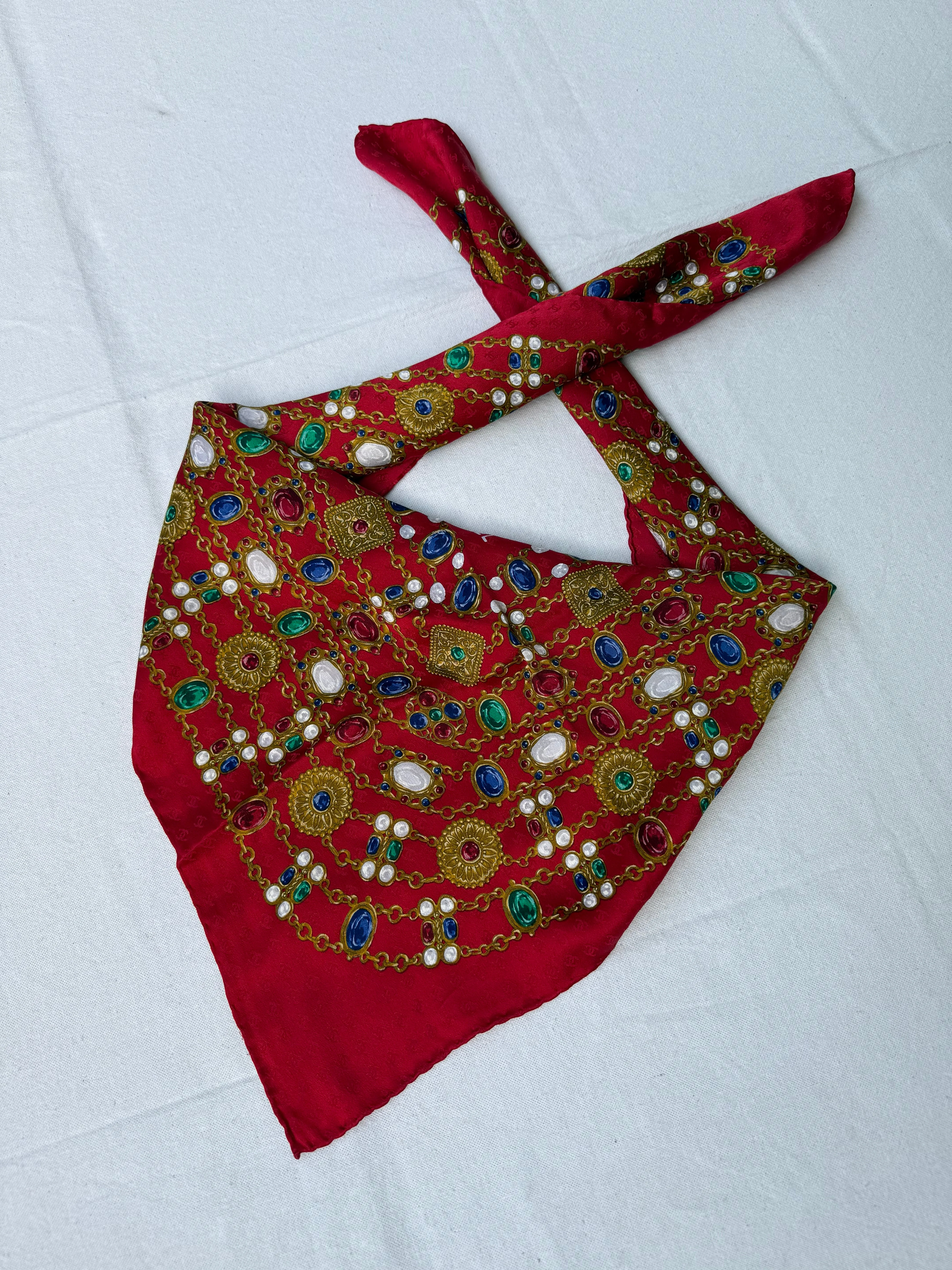 Foulard Chanel – Modèle Rouge Monogramme Et Bijouterie - Image 2