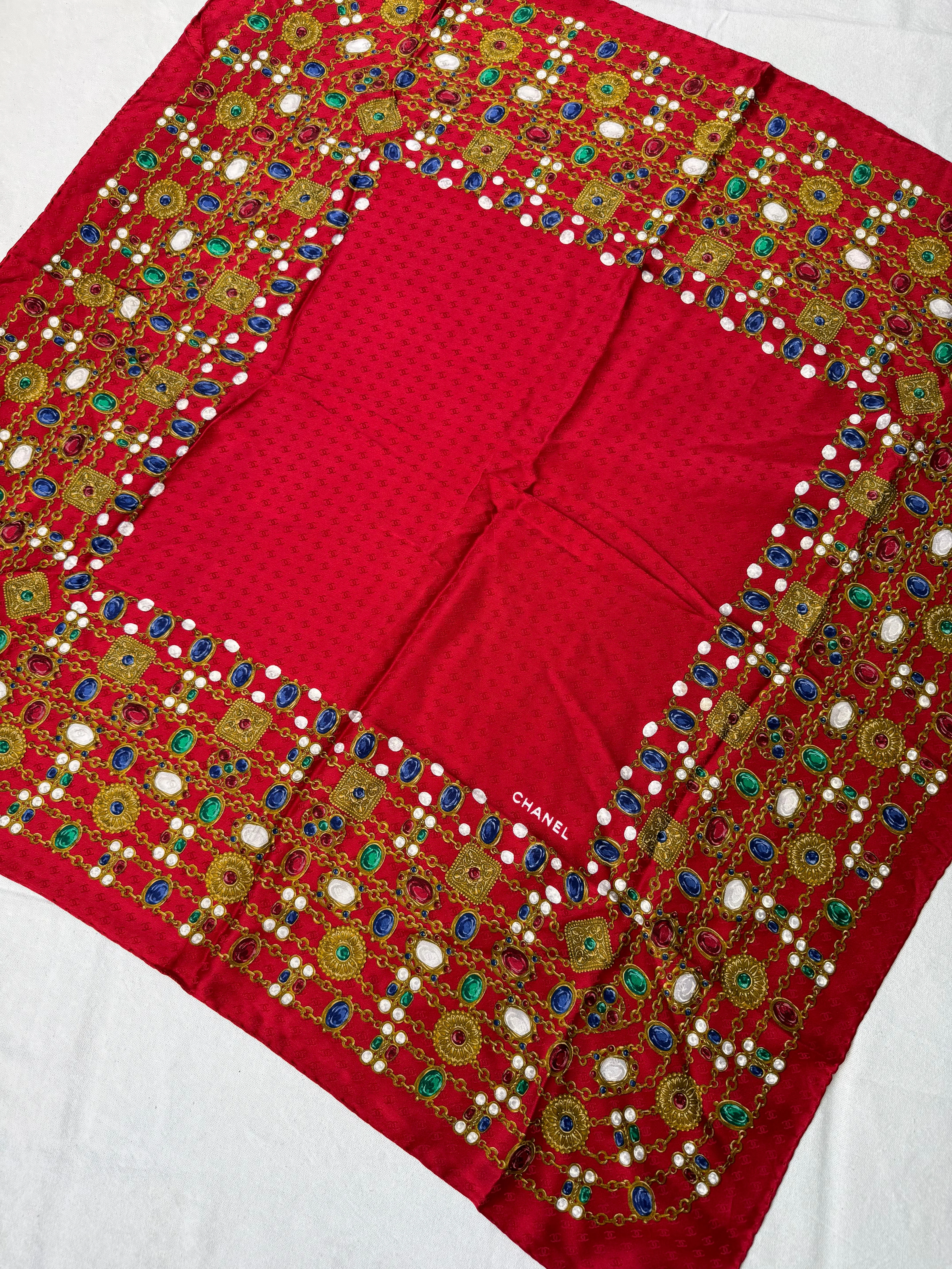 Foulard Chanel – Modèle Rouge Monogramme Et Bijouterie - Image 3
