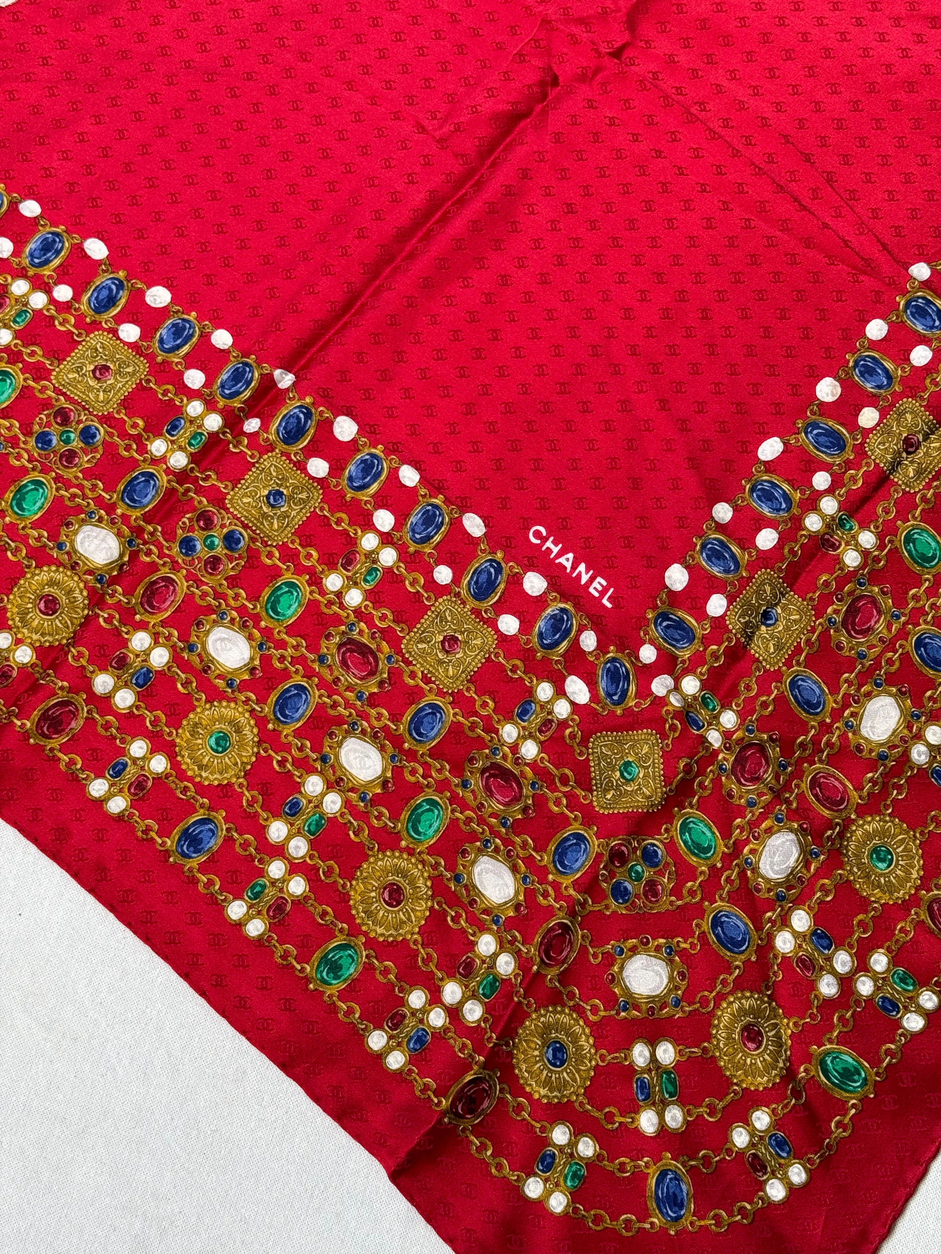 Foulard Chanel – Modèle Rouge Monogramme Et Bijouterie - Image 4