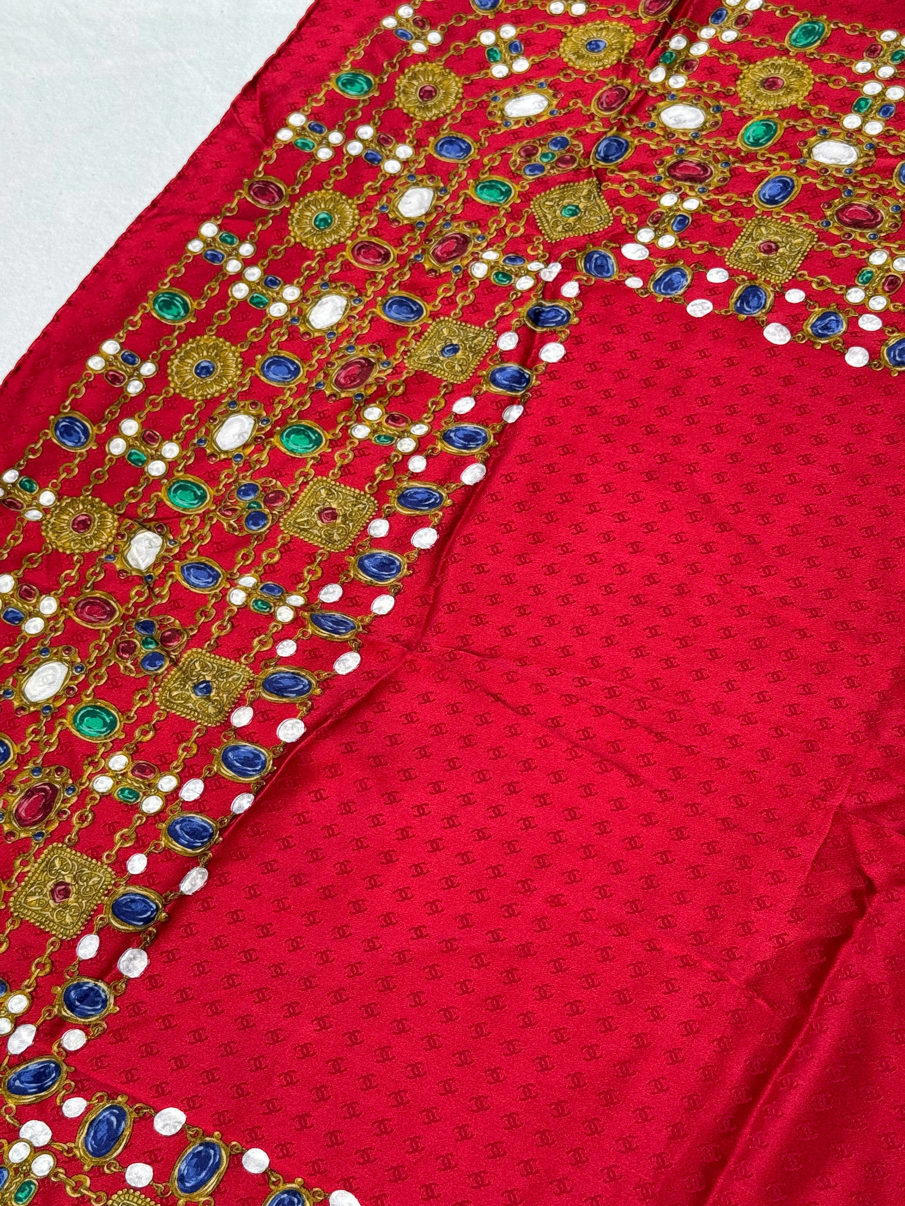 Foulard Chanel – Modèle Rouge Monogramme Et Bijouterie - Image 5