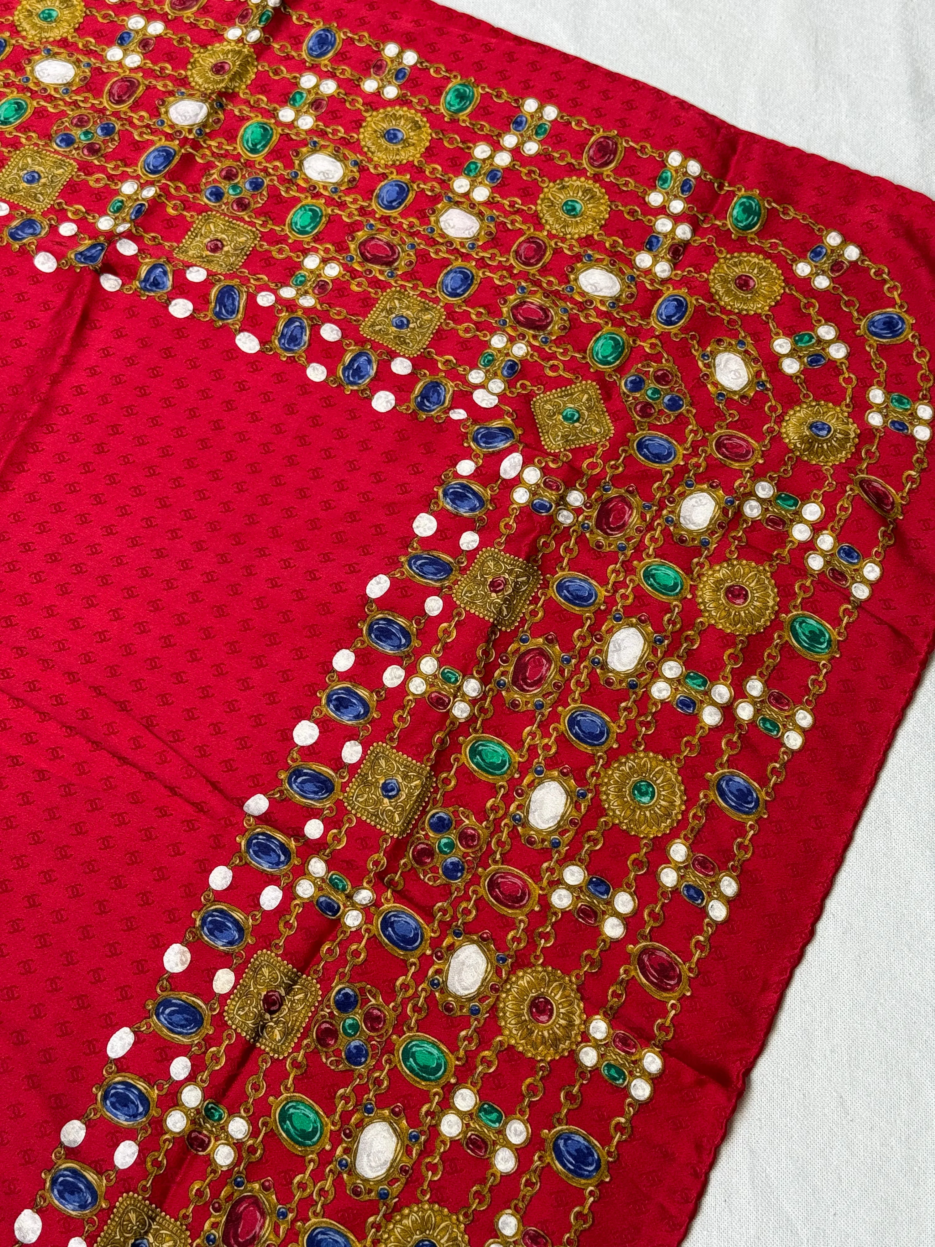 Foulard Chanel – Modèle Rouge Monogramme Et Bijouterie - Image 6