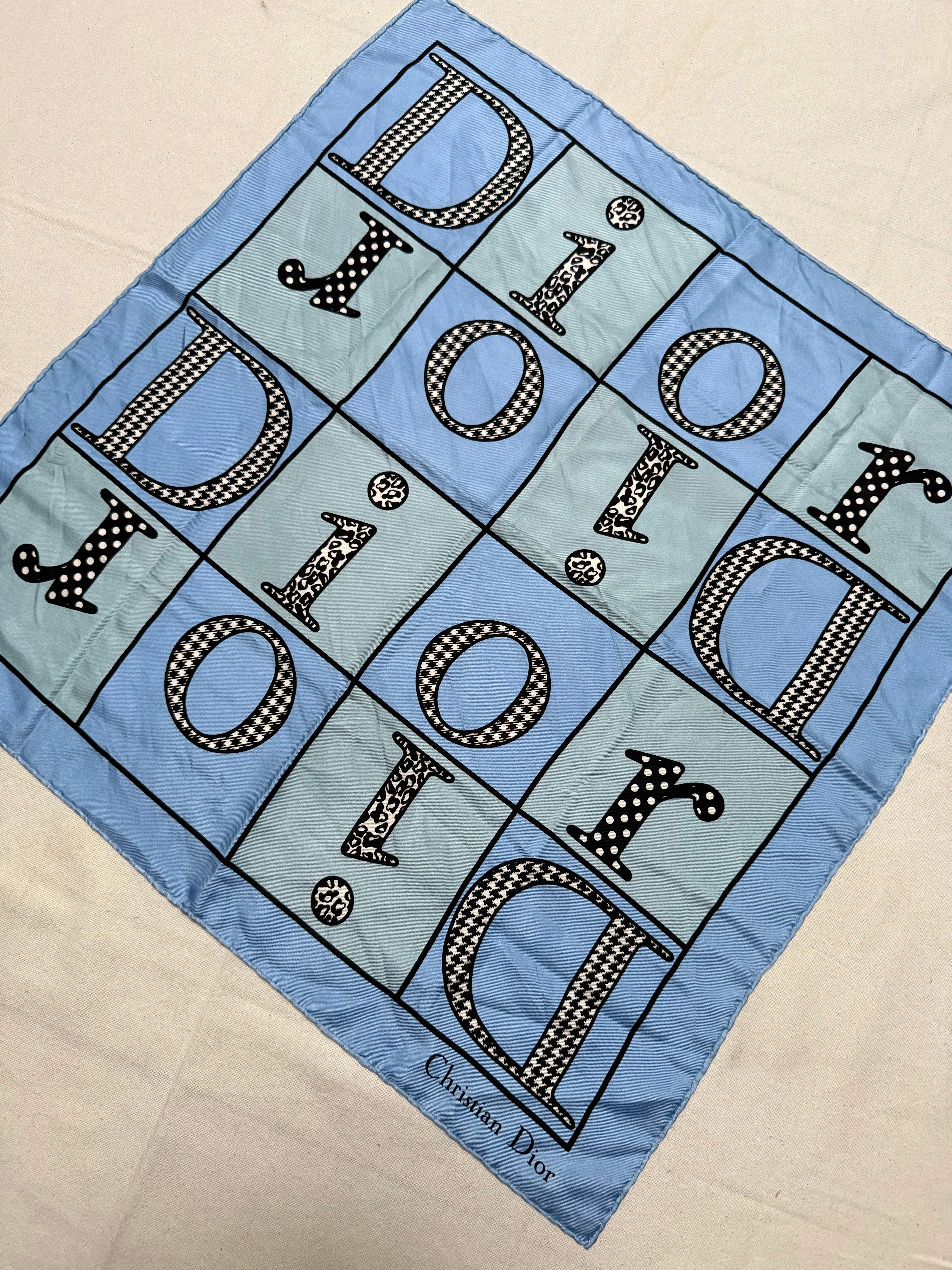 Foulard Christian Dior – Inscriptions Dior Sur Fond Bleu - Image 3