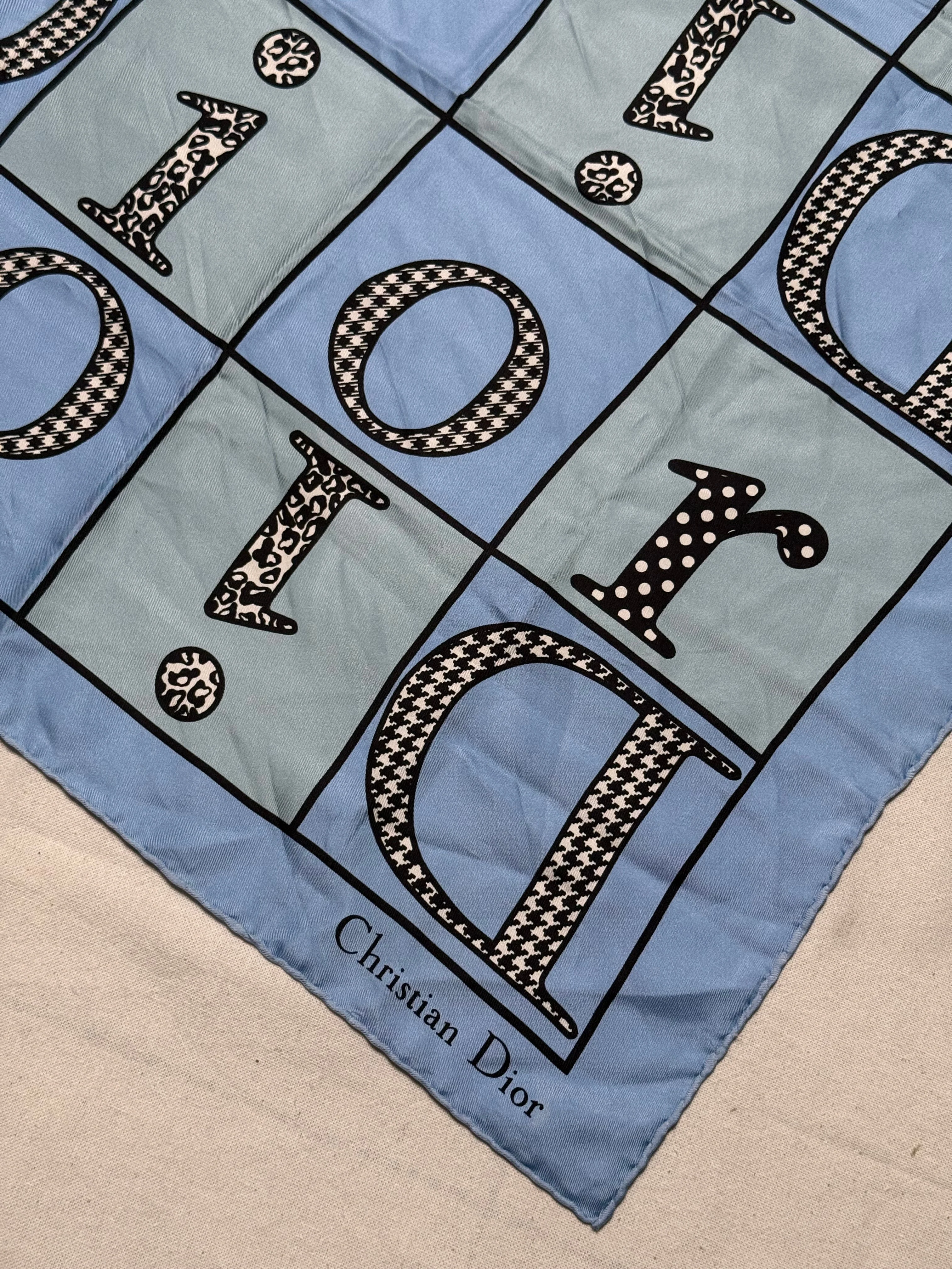 Foulard Christian Dior – Inscriptions Dior Sur Fond Bleu - Image 4